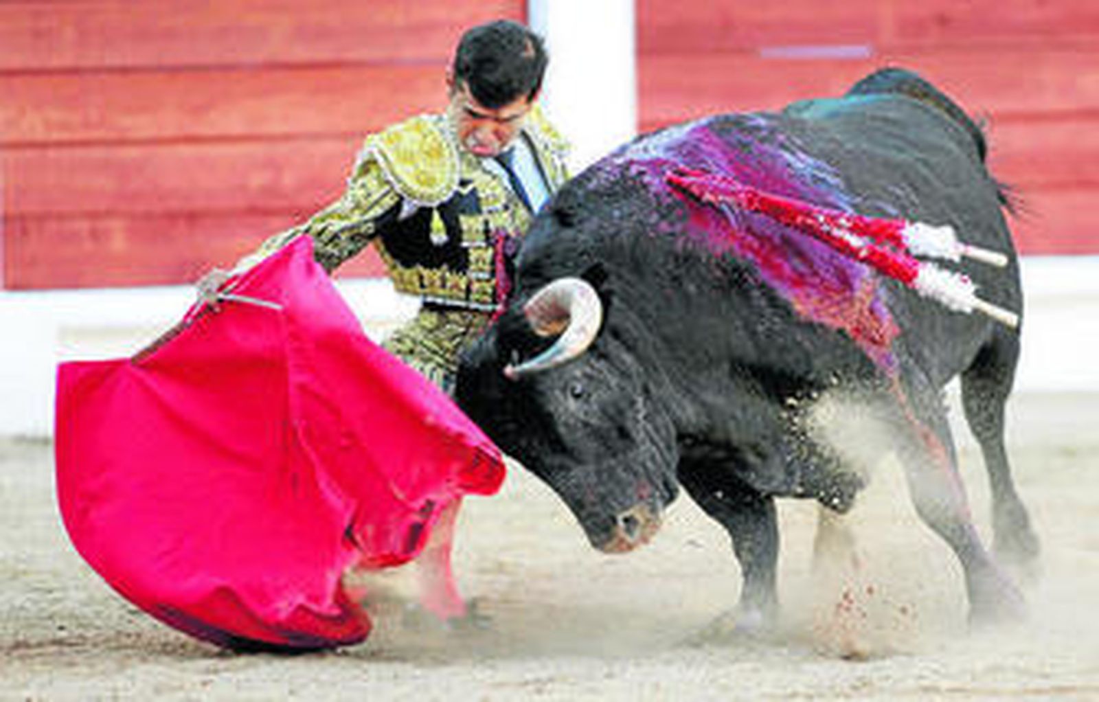Joselito Adame, en un pase genuflexo con la diestra a uno de sus toros, ayer, en la plaza de Gijón.