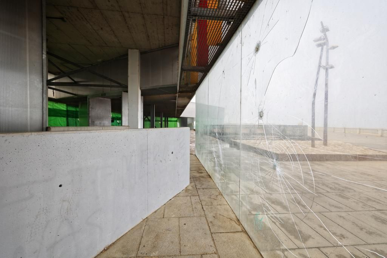 Imágenes del abandono de la pérgola del parque Genovés de Cádiz