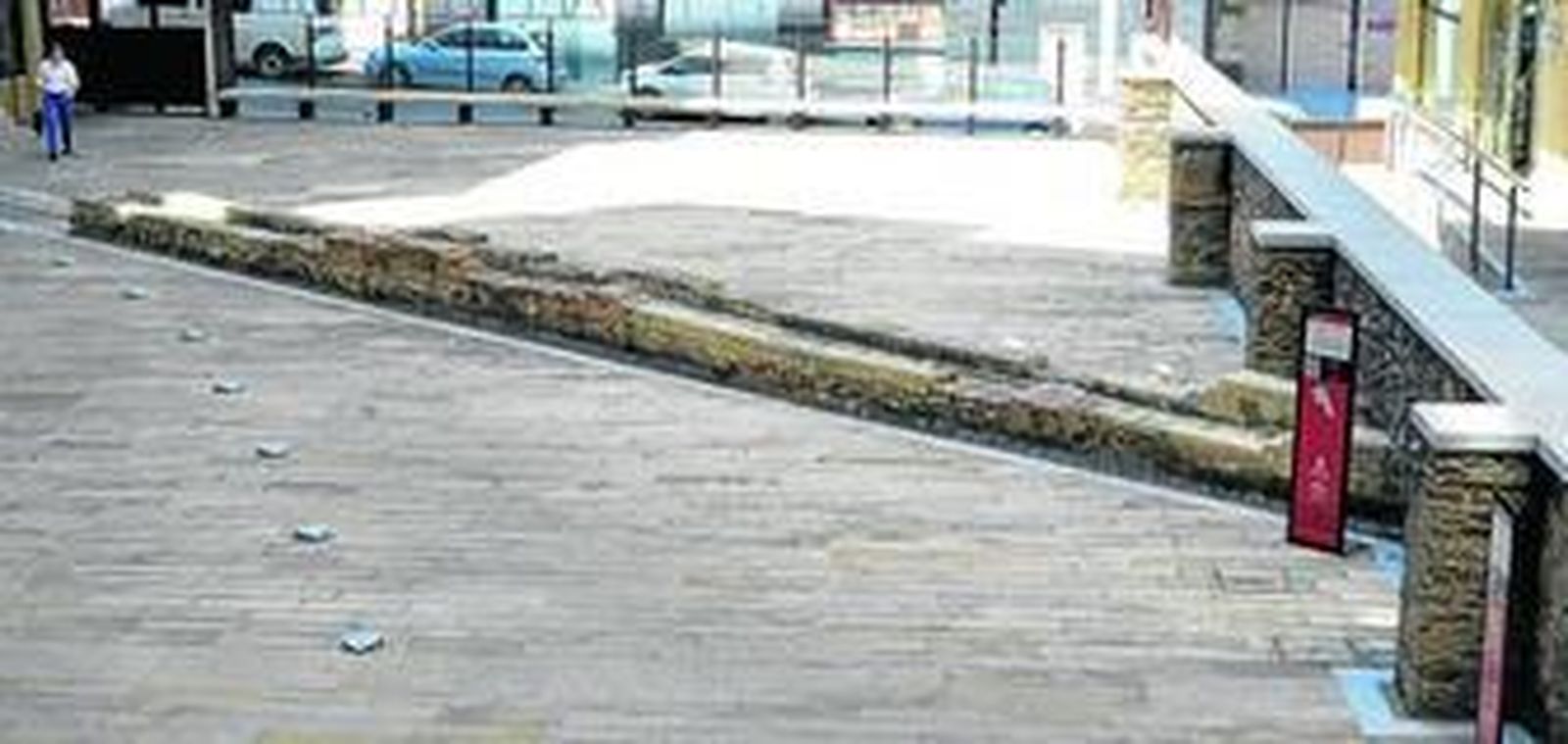 1. Tramo del acueducto romano en la Plaza Ivonne Cazenave. 2. Fuente Vieja en la ladera del cabezo del Conquero, en la que se está realizando una actuación arqueológica puntual. 3. Tramo de canalización en los jardines de Aguas de Huelva. 4. Fuente romana hallada en la calle Palos, que está pendiente de restauración en el Museo Provincial de Huelva.