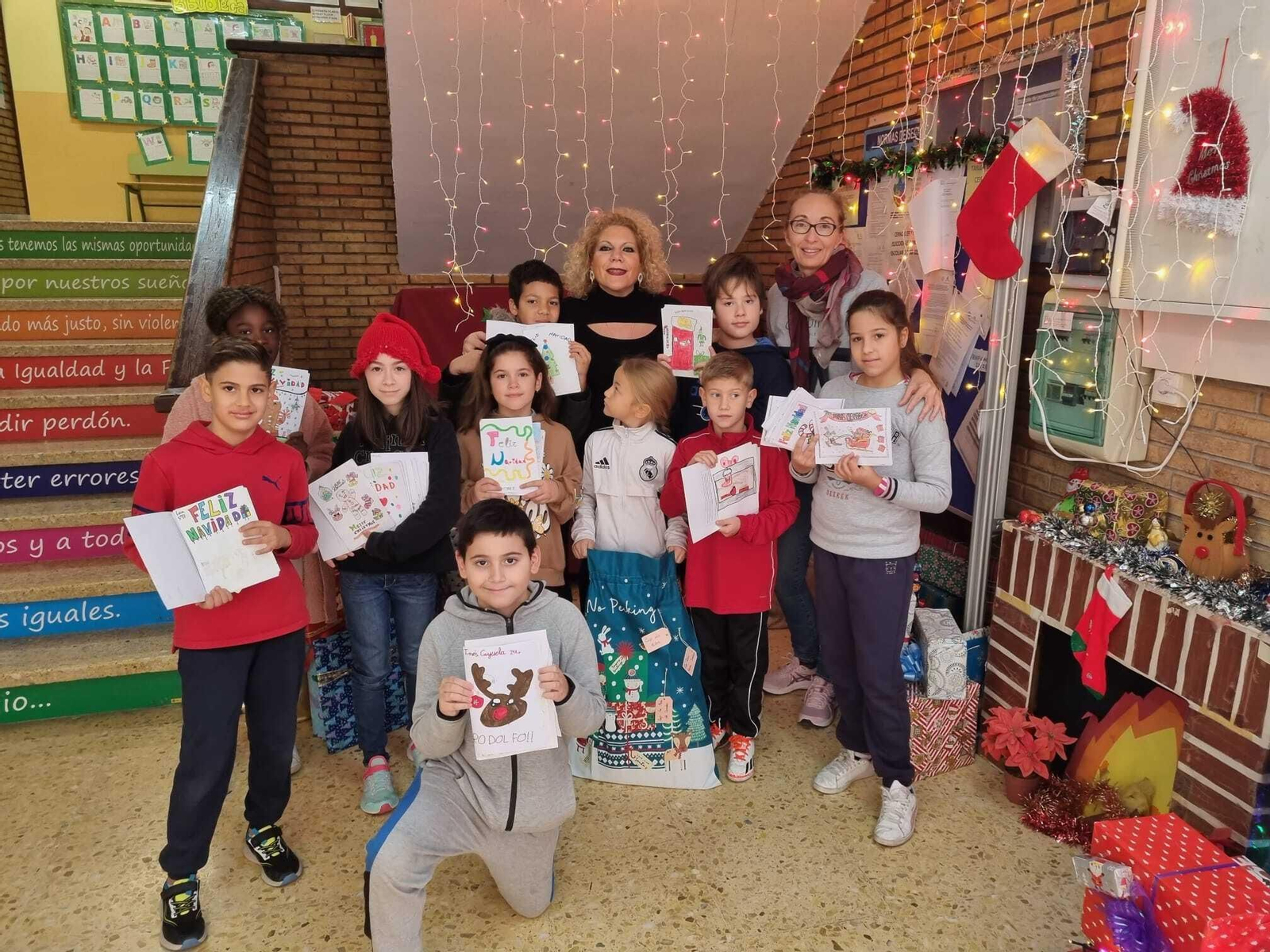 Escolares inundan de villancicos y felicitaciones navideñas las residencias de mayores de Almería