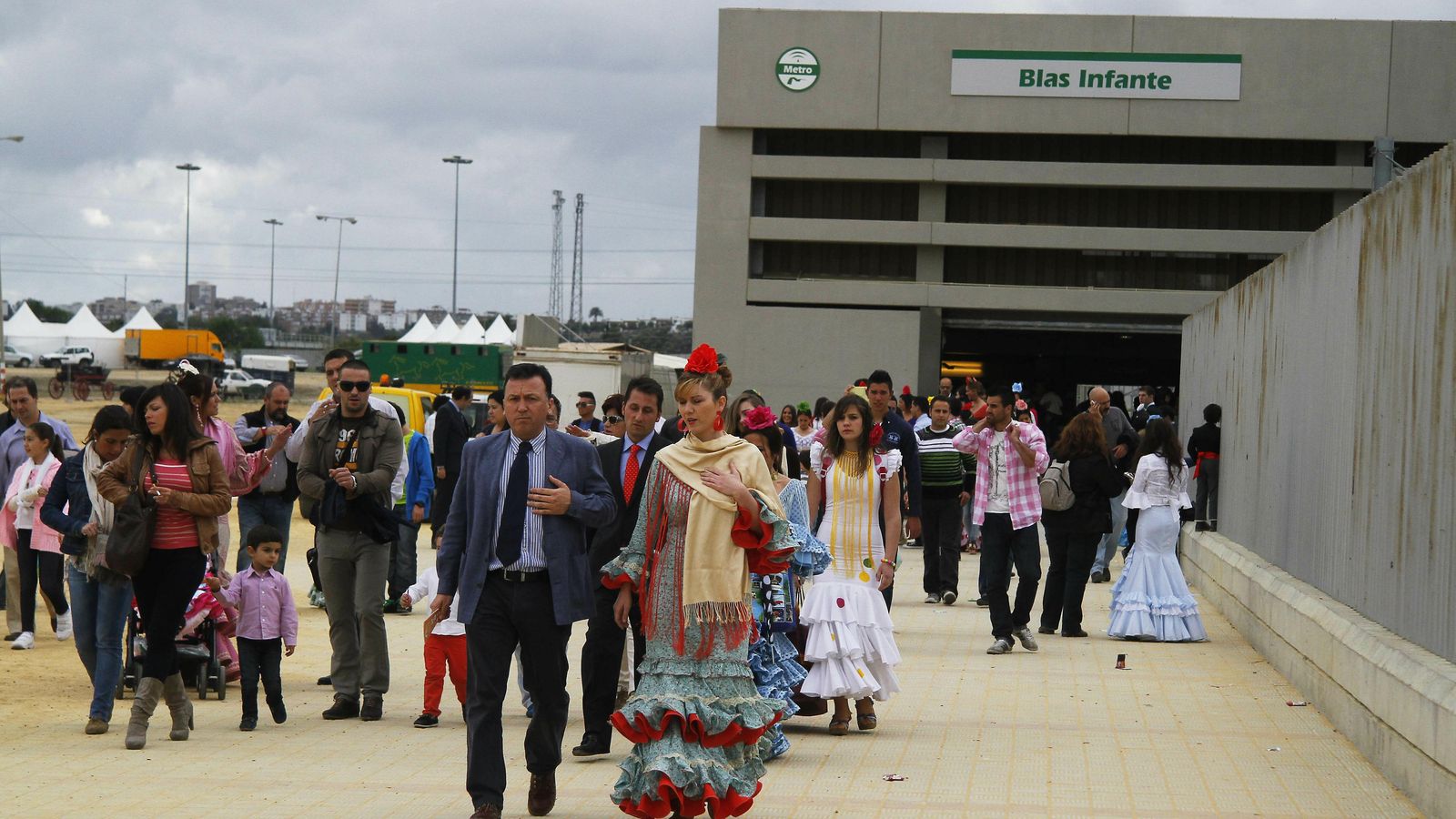 Desembarco en la parada de metro de Blas Infante, una de las más cercanas al Real.