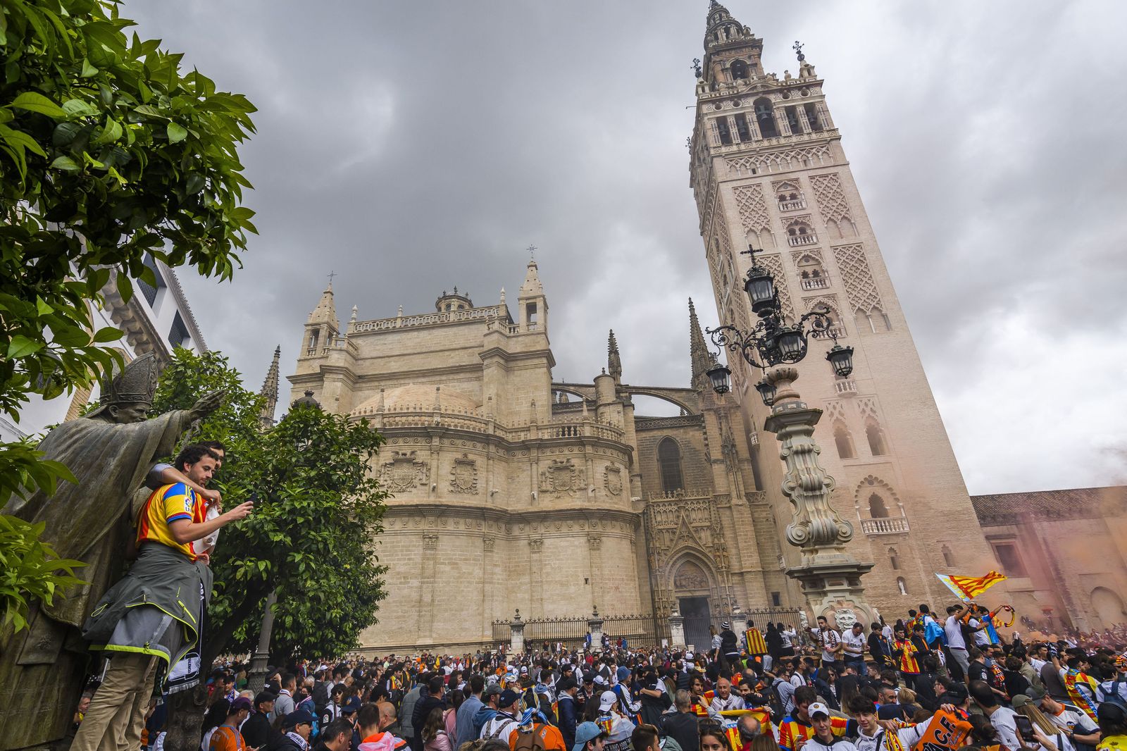 La afición del Valencia durante su visita a Sevilla por la final de la Copa del Rey 2022.