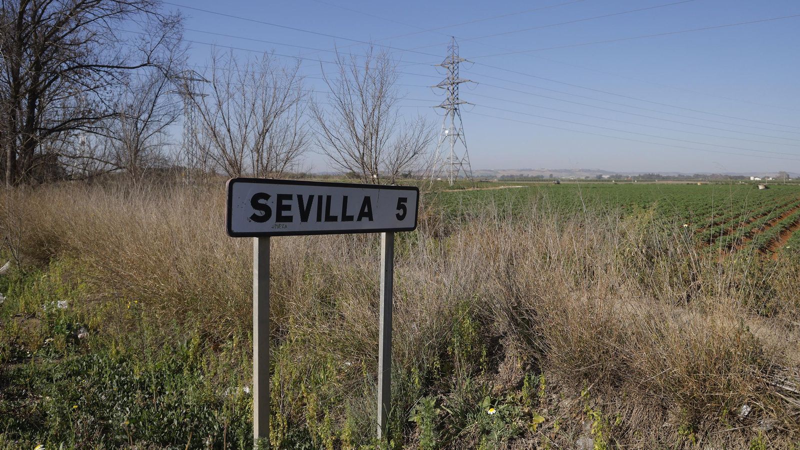 Un cartel indica la distancia a la capital junto a la zona marcada por el padre de Marta.