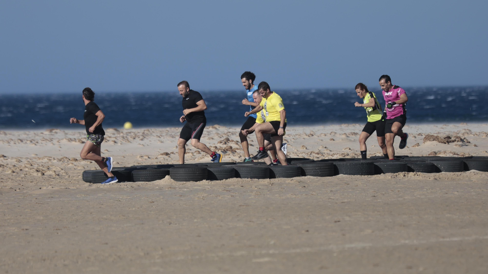Carrera de obstáculos Adrenaline Race, en la playa de los Lances, en imágenes