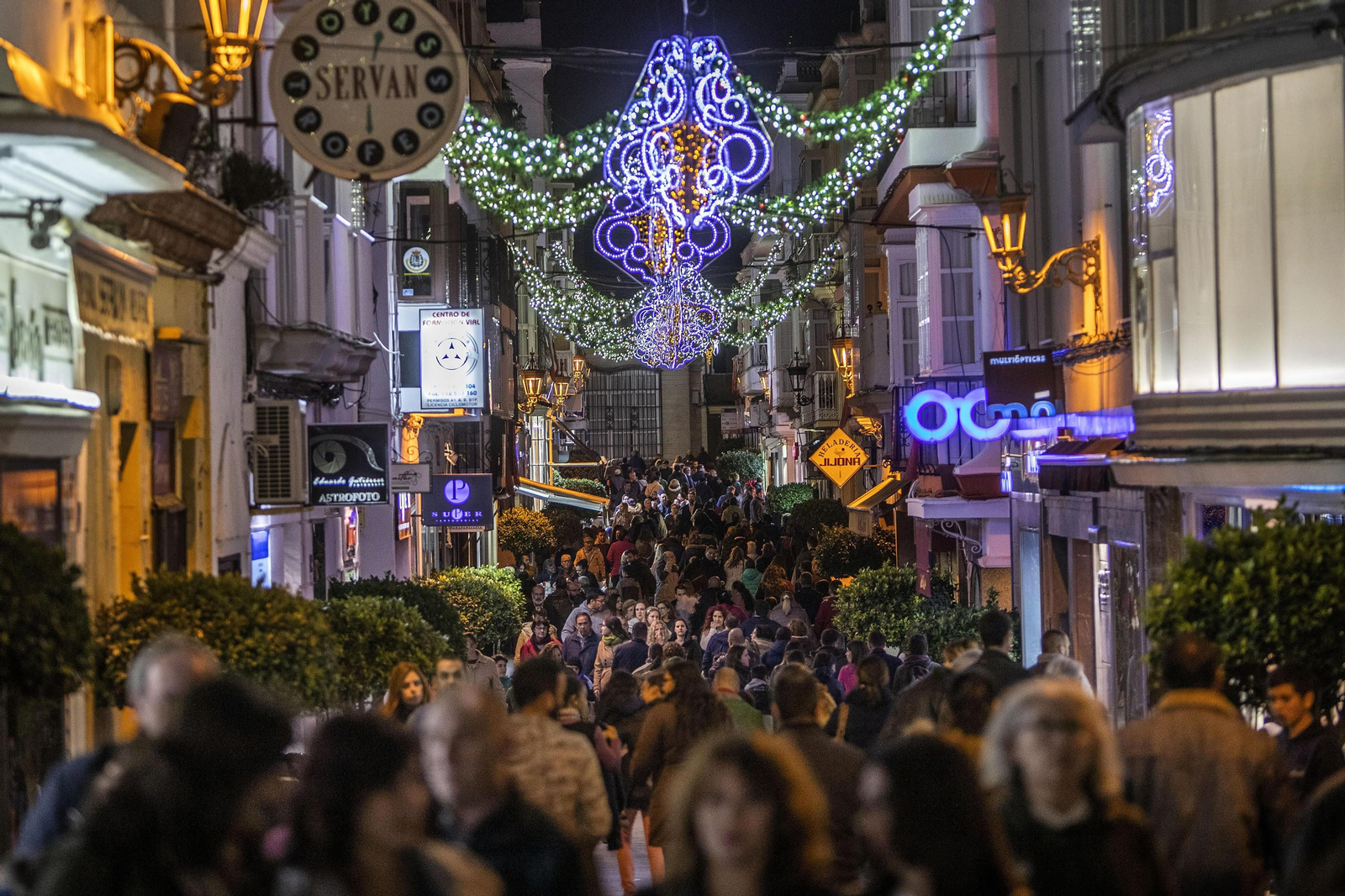 Las luces de Navidad iluminan ya San Fernando