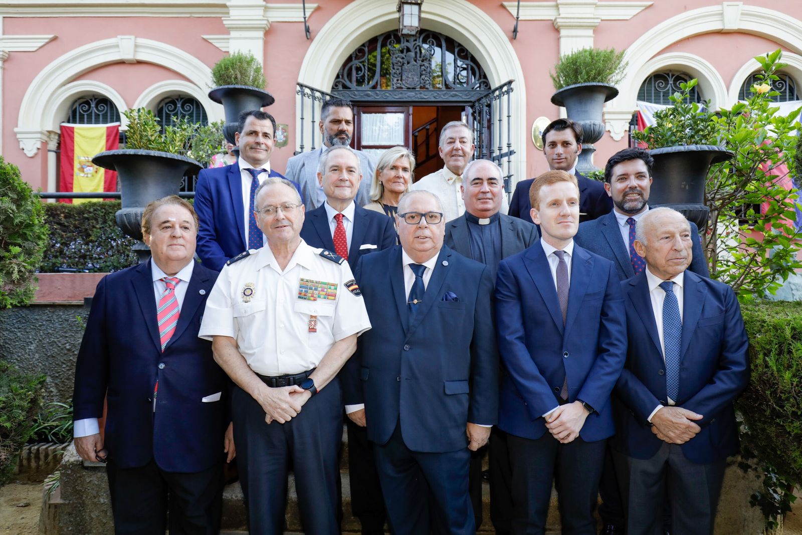 Foto de familia de todos los premiados junto al presidente del Ateneo de Triana, Carlos Valrea, en el Consulado de Filipinas.