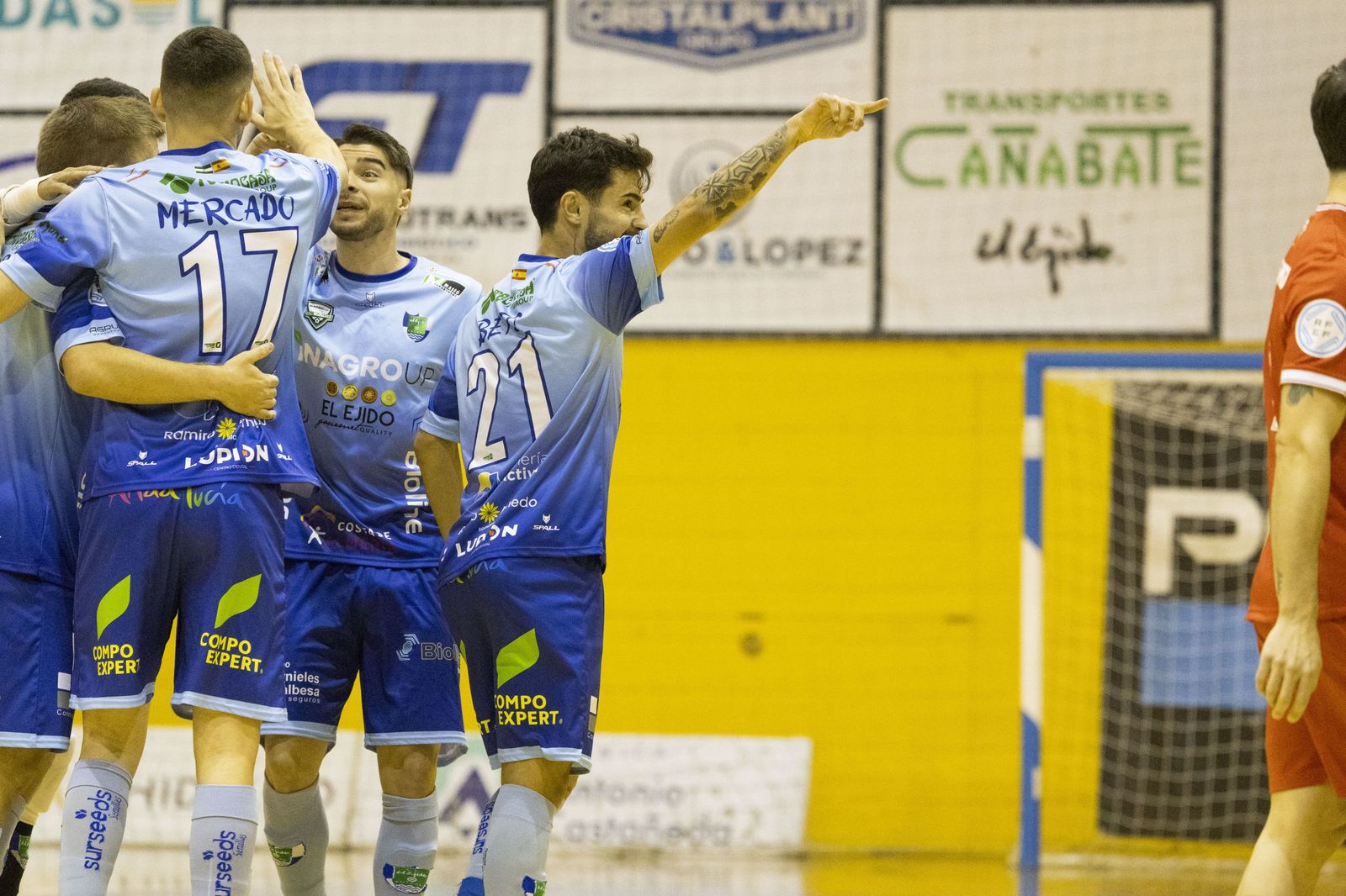 Los celestes celebran uno de sus cuatro tantos en su victoria frente a los jienenses.