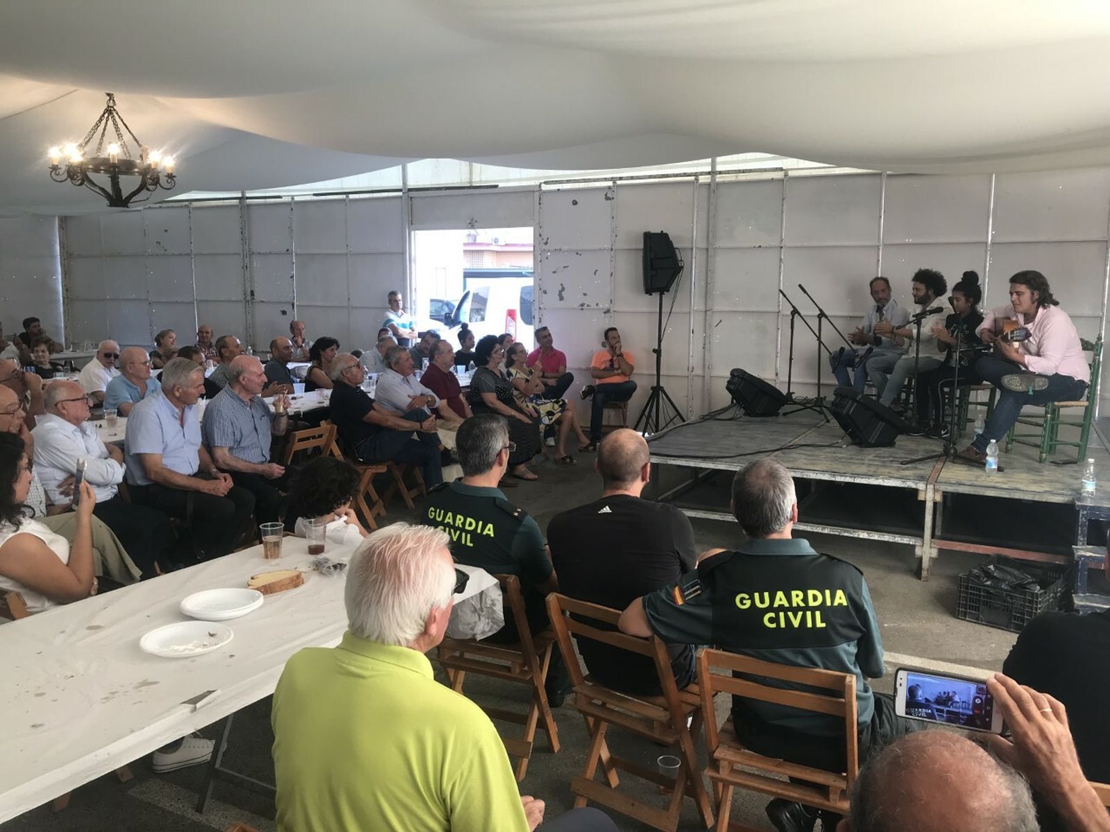 Un momento de la convivencia con la actuación de varios artistas flamencos.