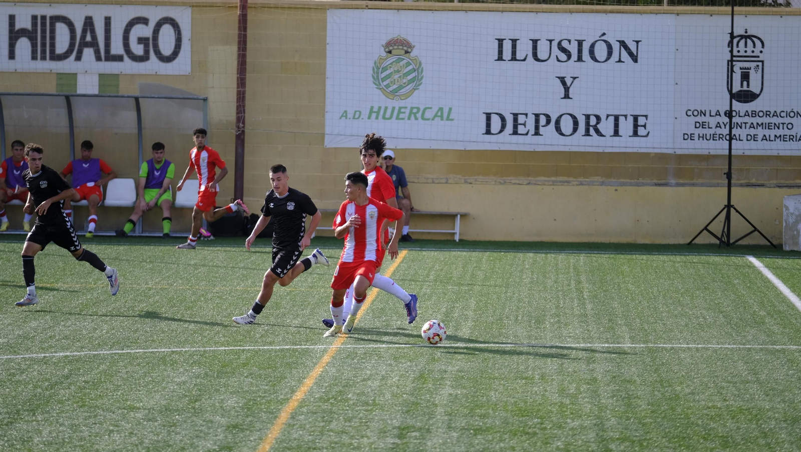 El rojiblanco Marco Cobo conduce el balón ante la presión rival durante el encuentro de la pasada jornada frente al Calavera.