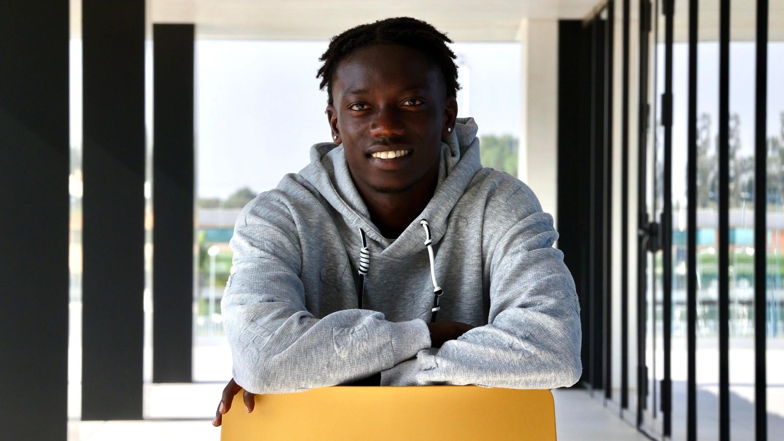 Souleymane Faye en la ciudad deportiva Rafael Gordillo para su entrevista con Diario de Sevilla