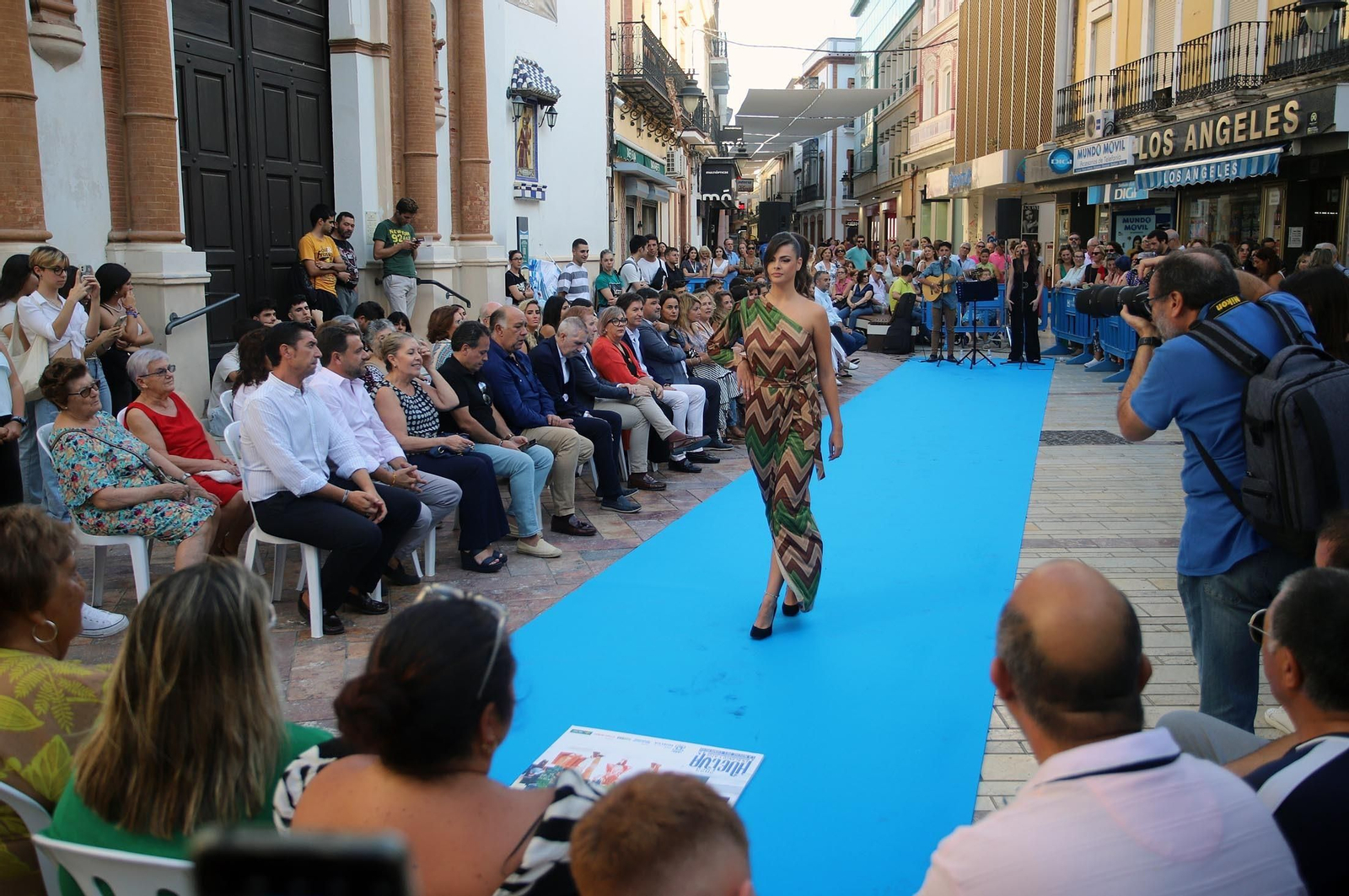 Imágenes de Huelva en blanco y azul, la noche del comercio