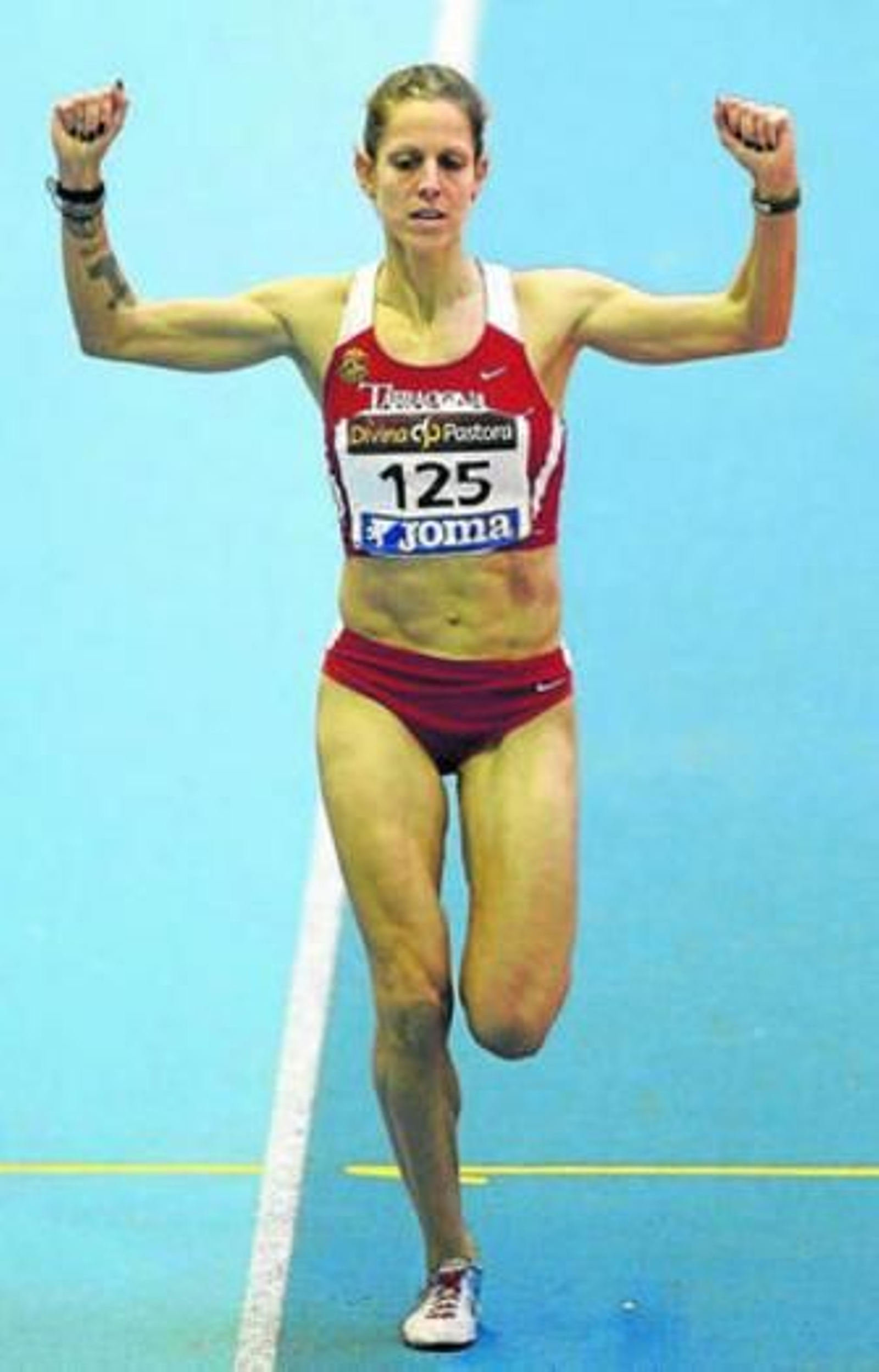 Natalia Rodríguez cruza la meta en solitario en el 1.500 femenino.