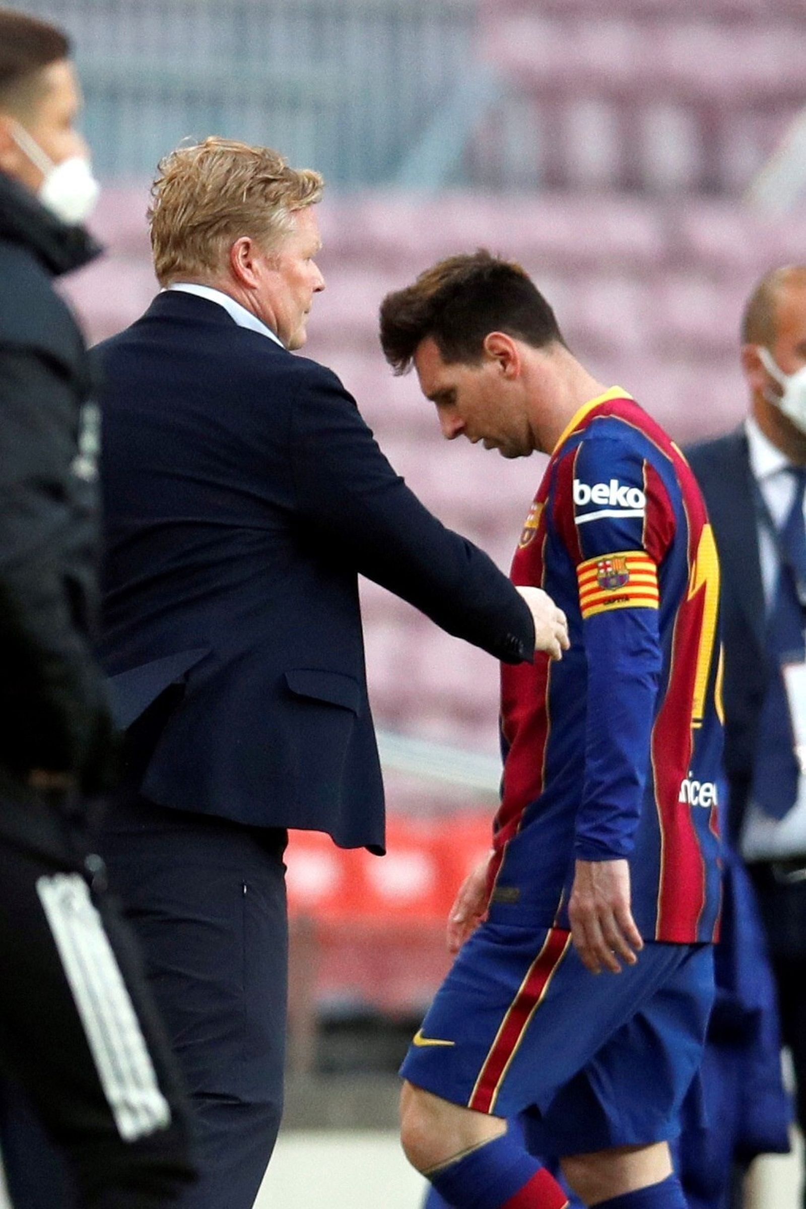 Koeman trata de saludar a Messi a la conclusión del encuentro.