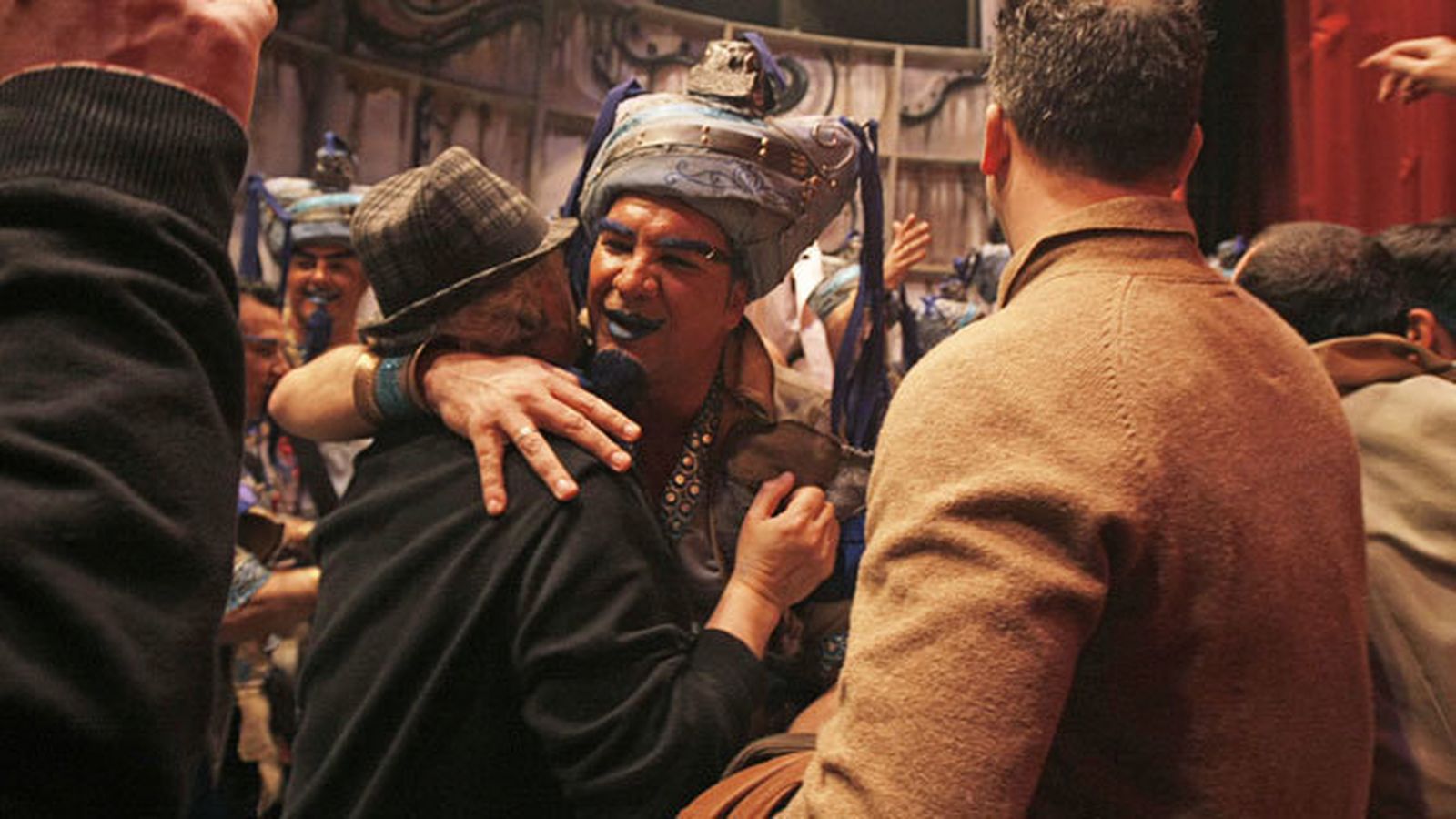 Antonio Martín se abraza tras una actuación con Ángel Subiela, el director de 'La comparsa del genio'.