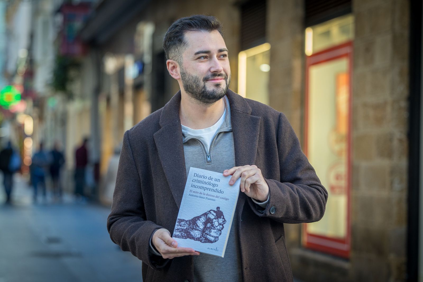 Antonio Sanz Fuentes, criminólogo de la Fundación Municipal de la Mujer de Cádiz, con un ejemplar del ensayo ‘Diario de un criminólogo incomprendido. El mito de la dureza del castigo’.