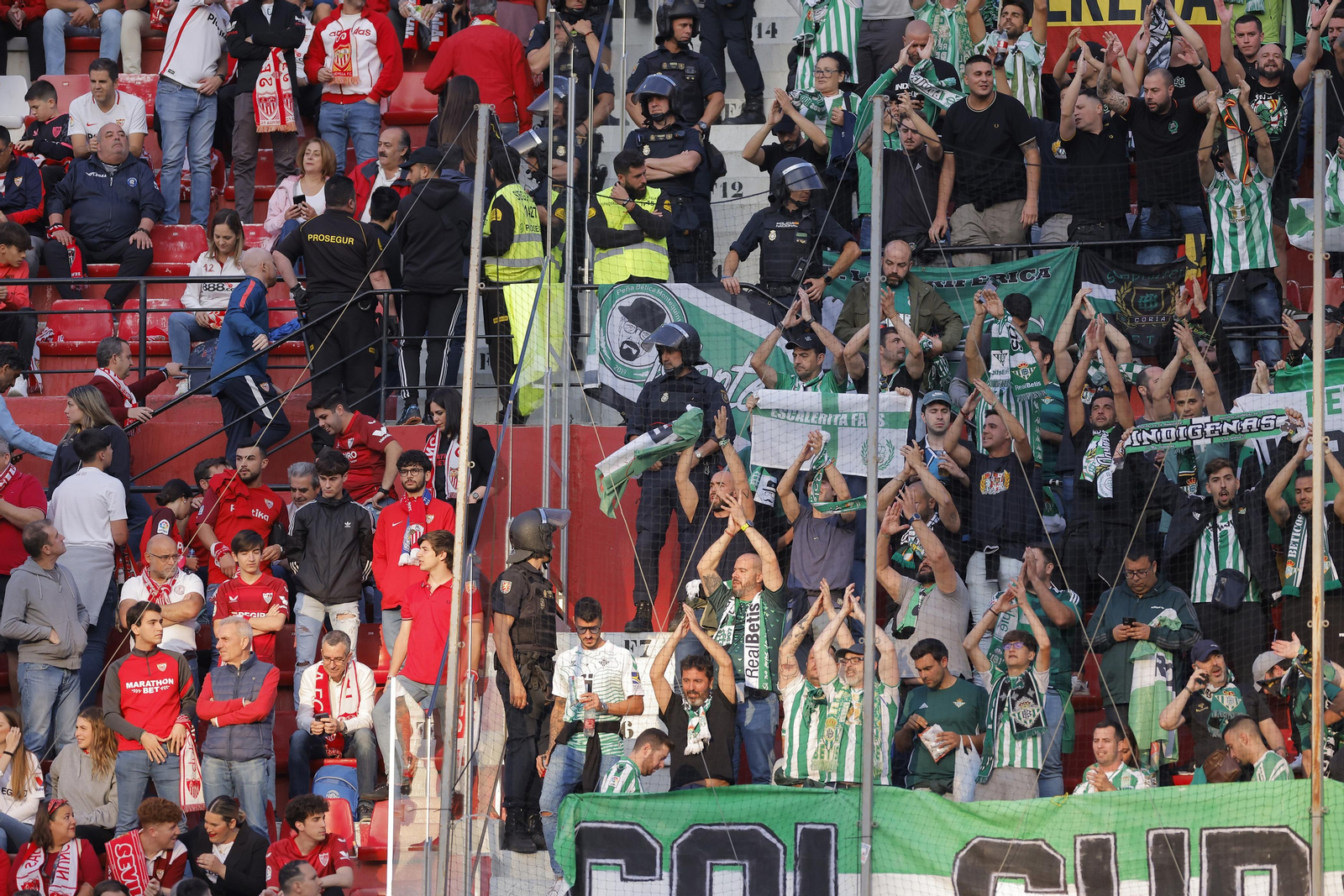 Búscate en las fotos del Sevilla-Betis