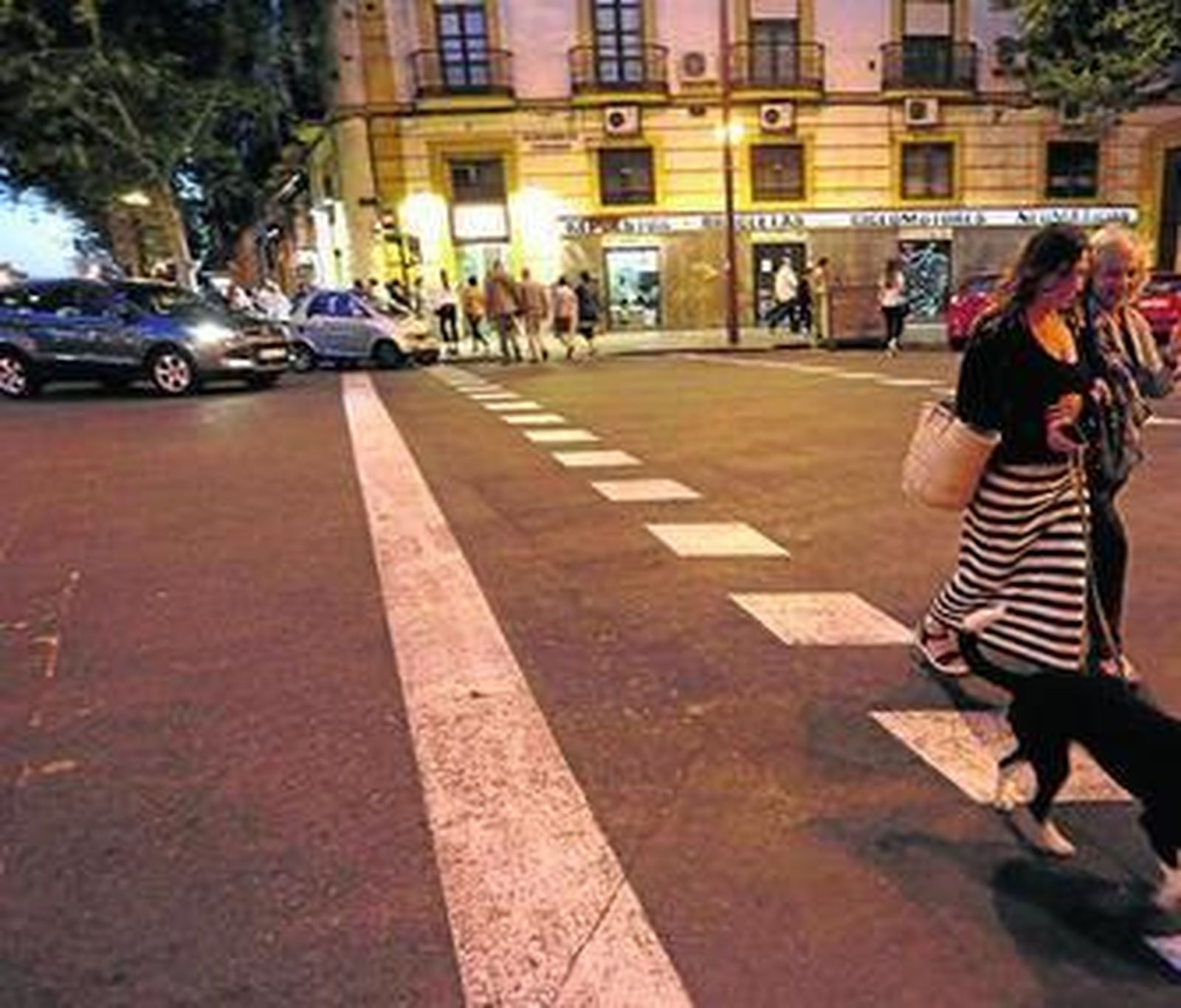 Paso en Marqués de Paradas reparado y con pintura antideslizante.