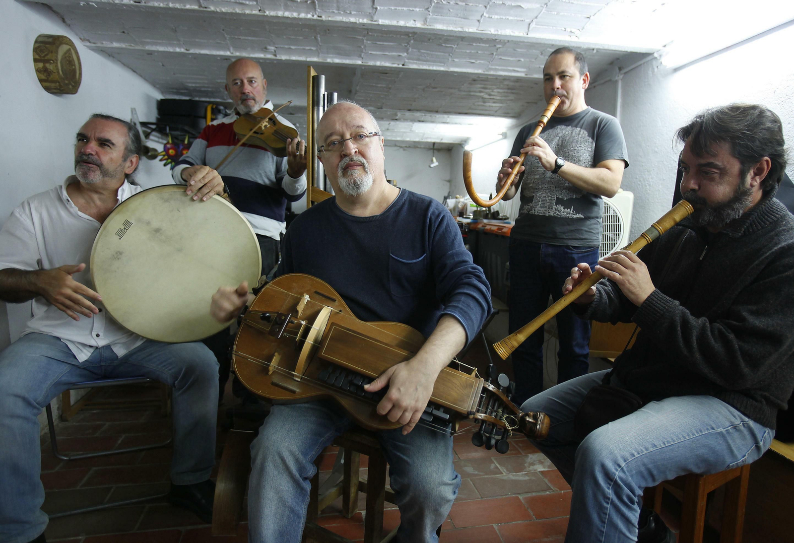 De izquiera a derecha, Álvaro Garrido, César Carazo, José Manuel Vaquero, Alberto Barea e Ignacio Gil, cinco de los seis componentes de Artefactum