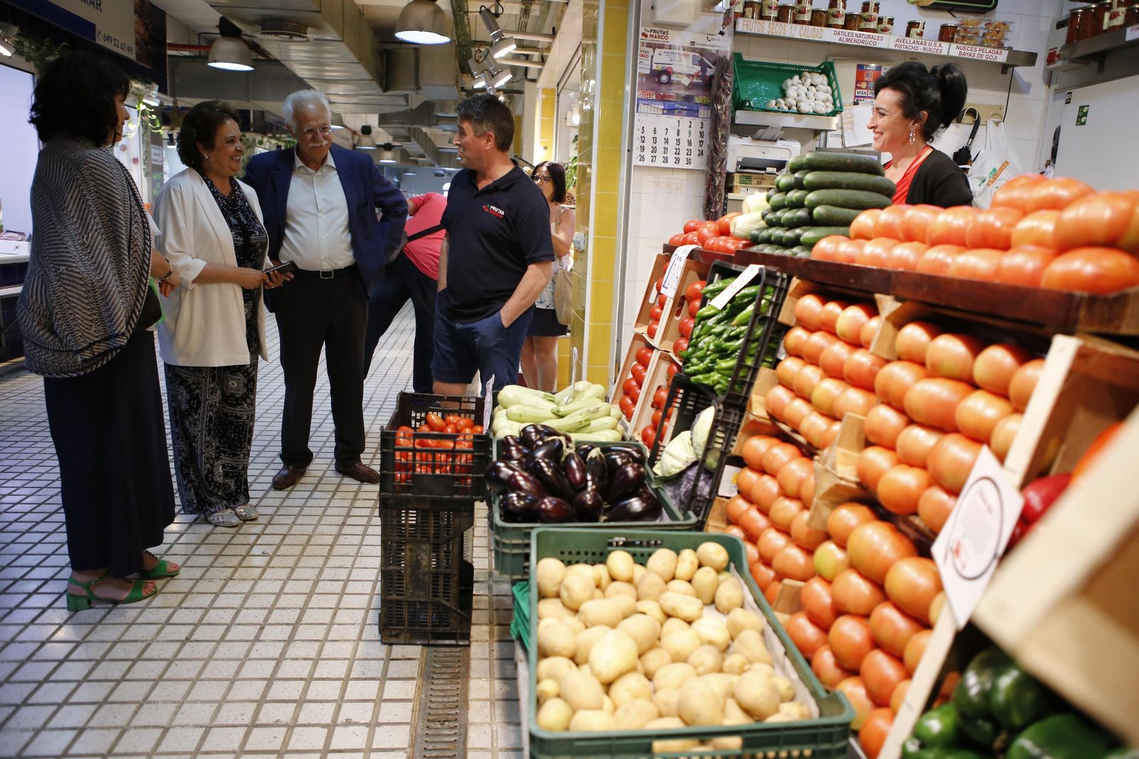 Los ediles Carmen Castreño y Joaquín Castillo junto a los placeros del mercado.