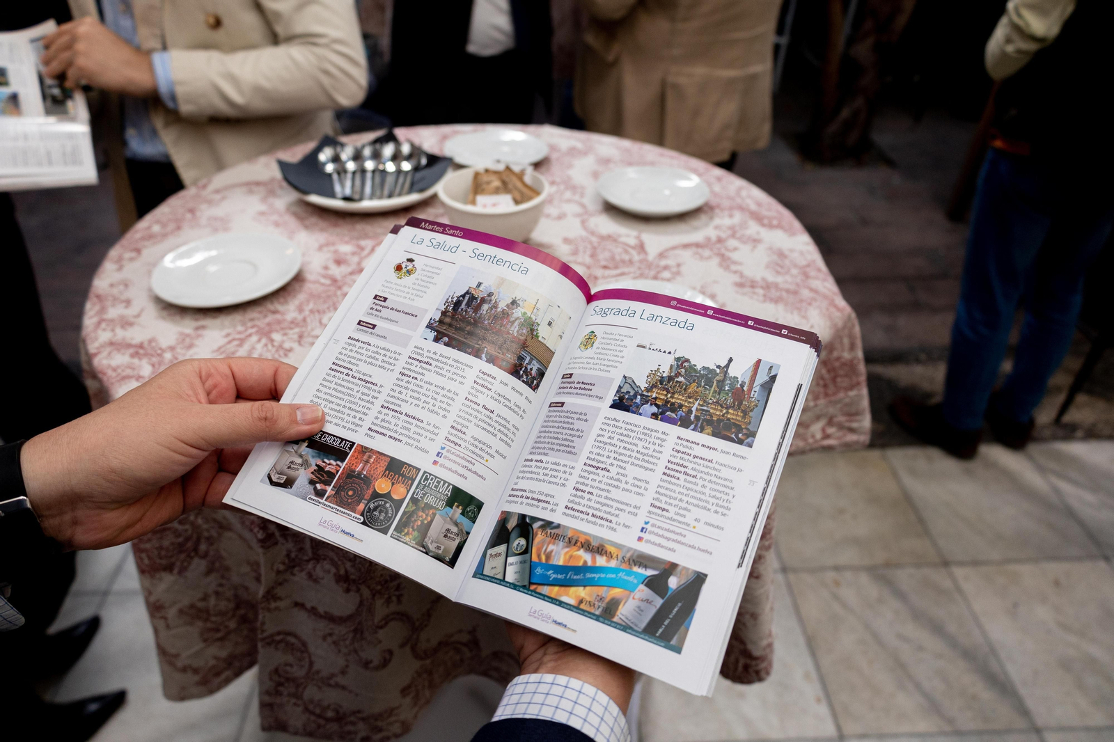 Imágenes de la presentación de la Guía de la Semana Santa de Huelva y su provincia 2023