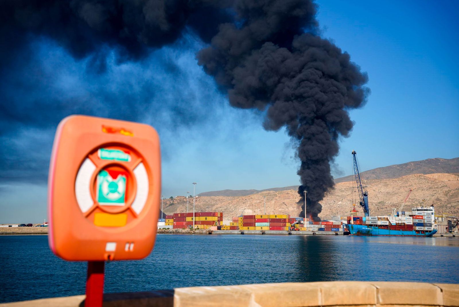 Un incendio en el Puerto de Almería durante trabajos de corte de acero ...