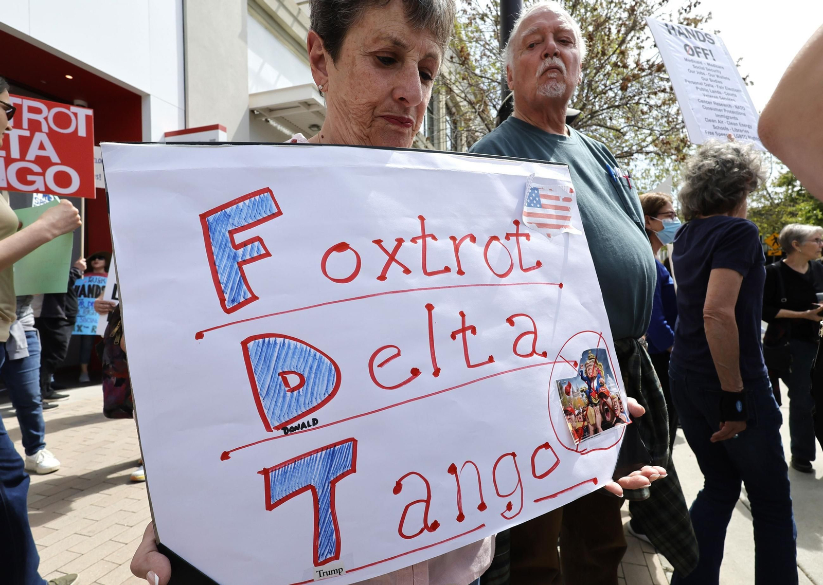 Miles de manifestantes contra Trump y Musk en EEUU: "¡Quita tus manos!"