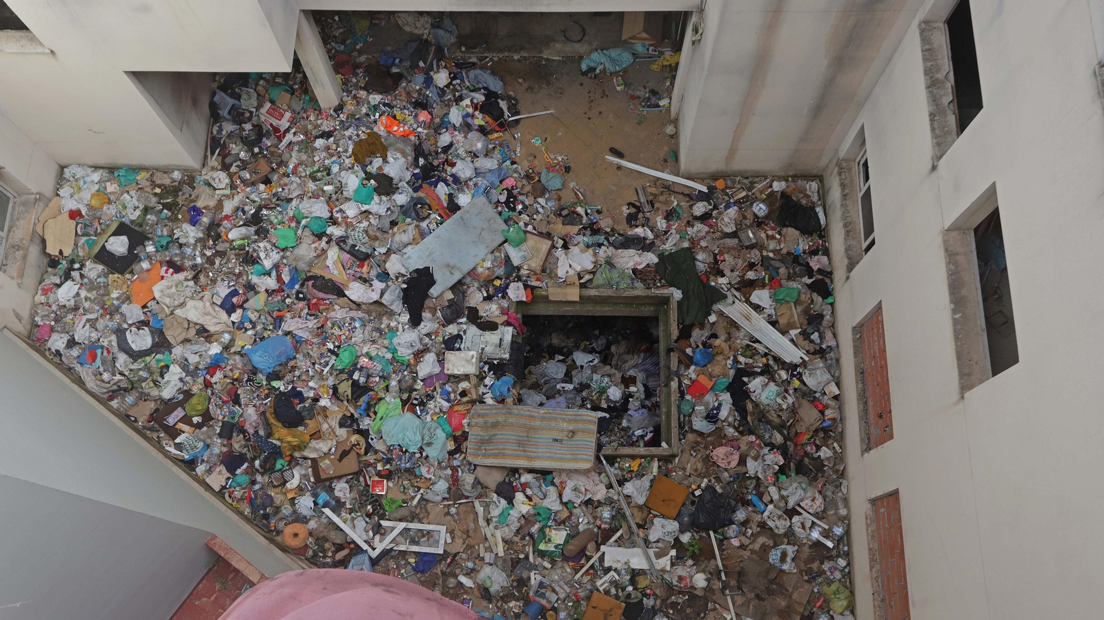Fotos del edificio okupa de El Secano en Algeciras