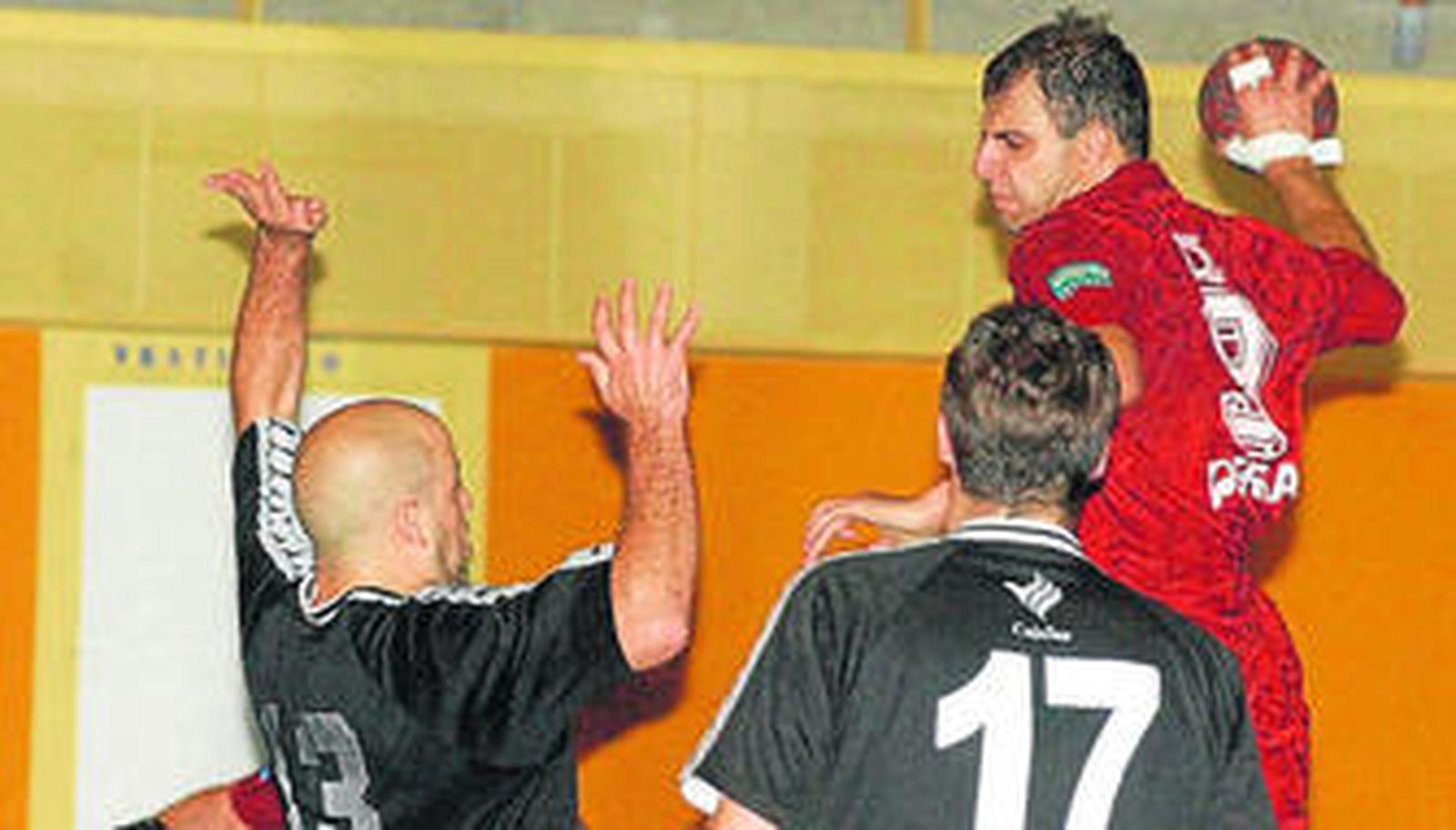 Flores se dispone a lanzar durante su etapa como jugador del Rochelambert, en el año 2001.