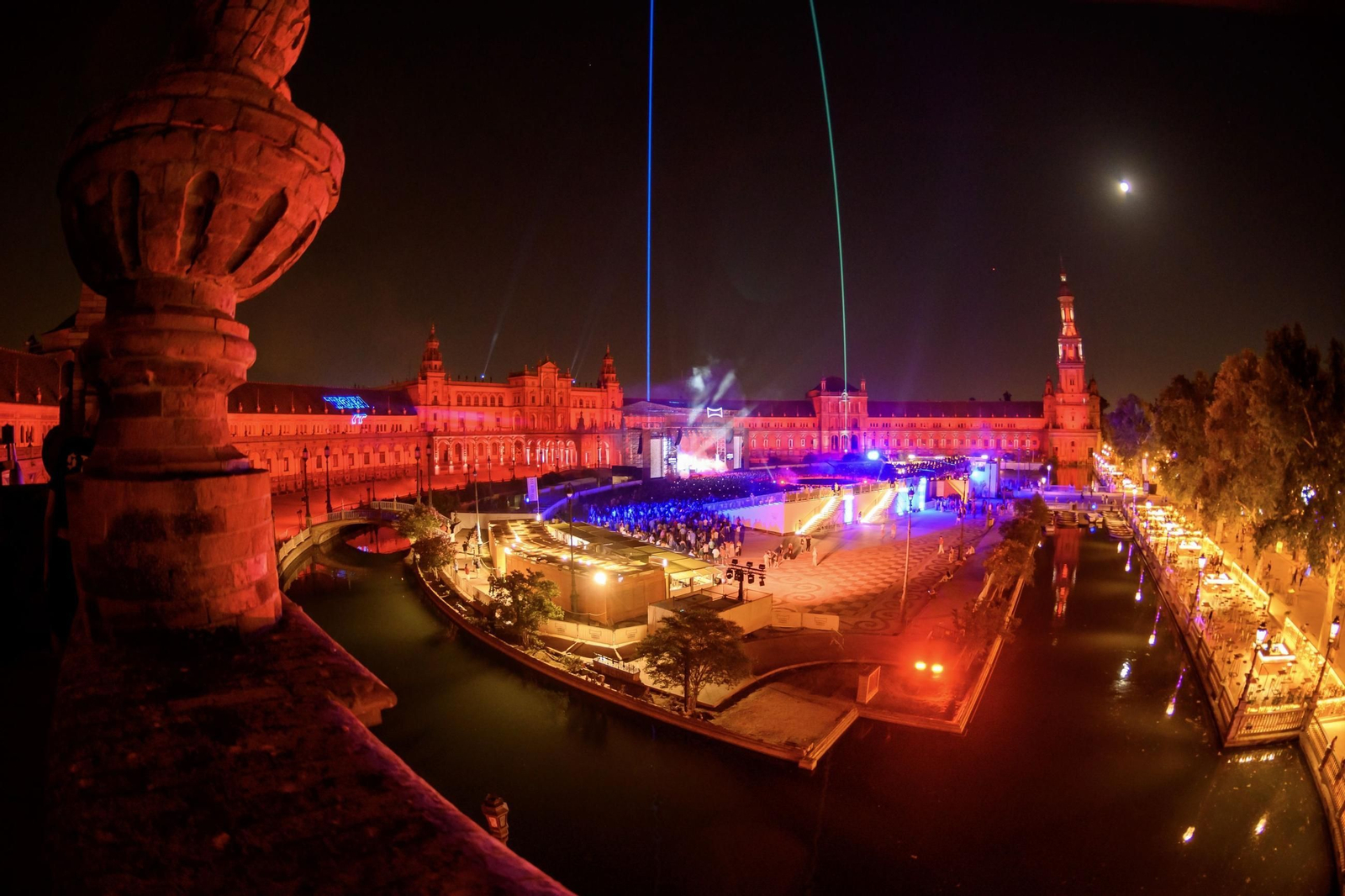 Panorámica de un concierto de Icónica en la Plaza de España.