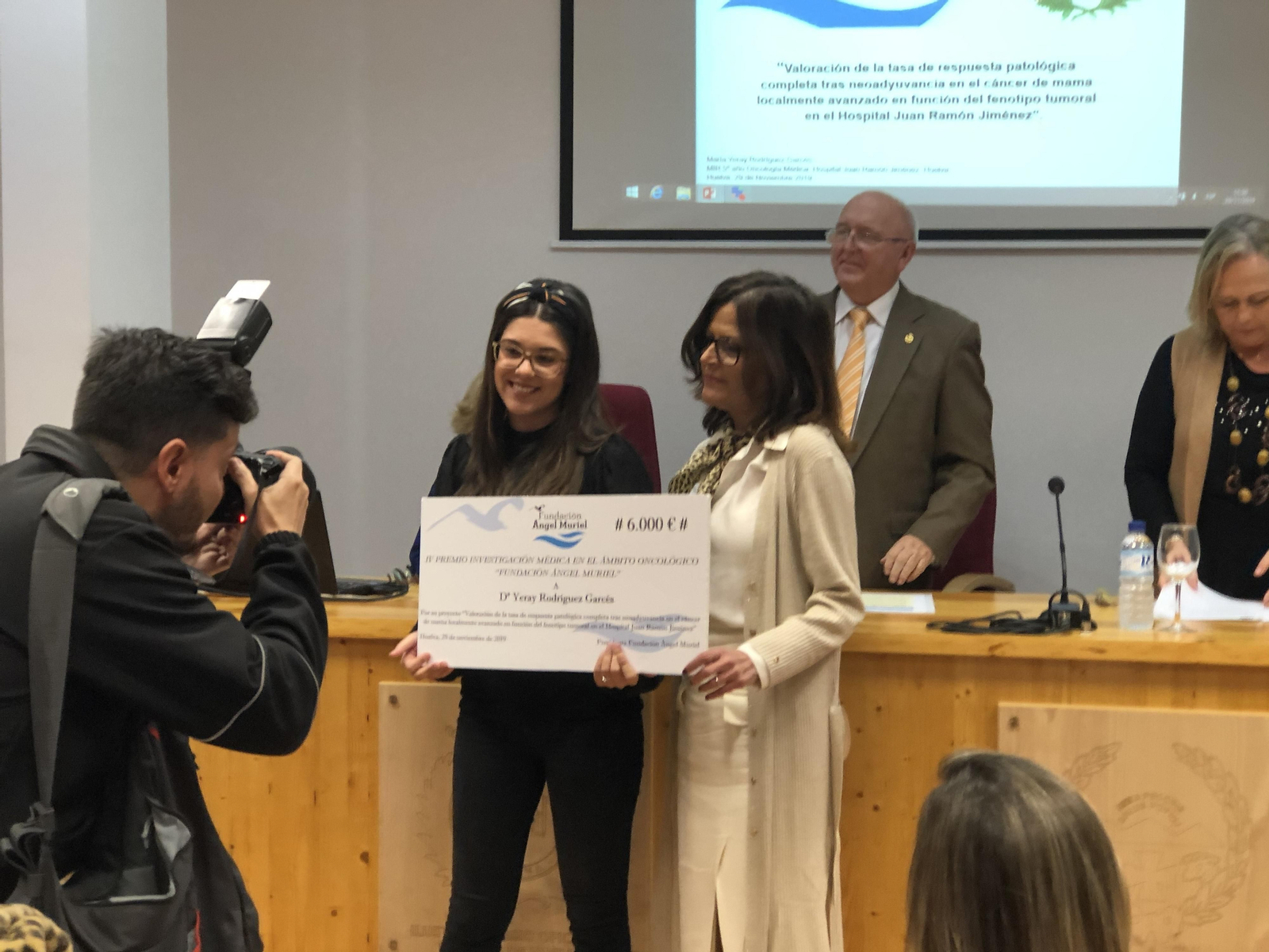 Yeray Rodríguez y María del Mar Muriel posan con el cheque del premio.