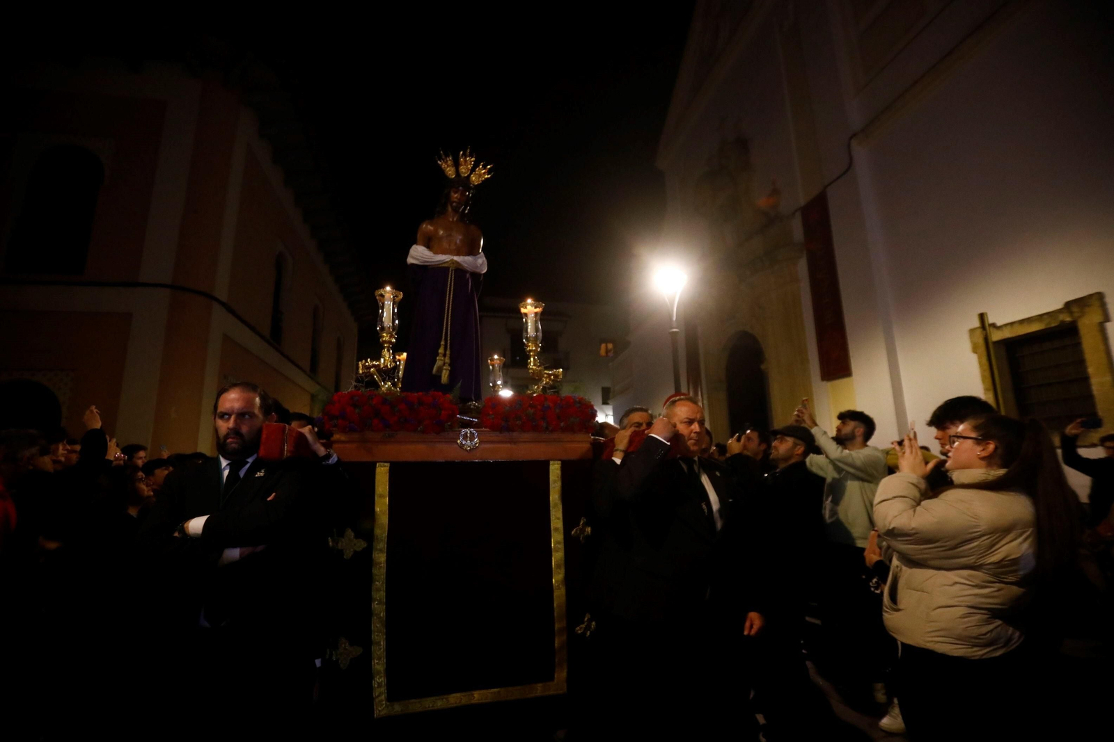 El Vía Crucis del Señor de las Penas de Córdoba, en imágenes.