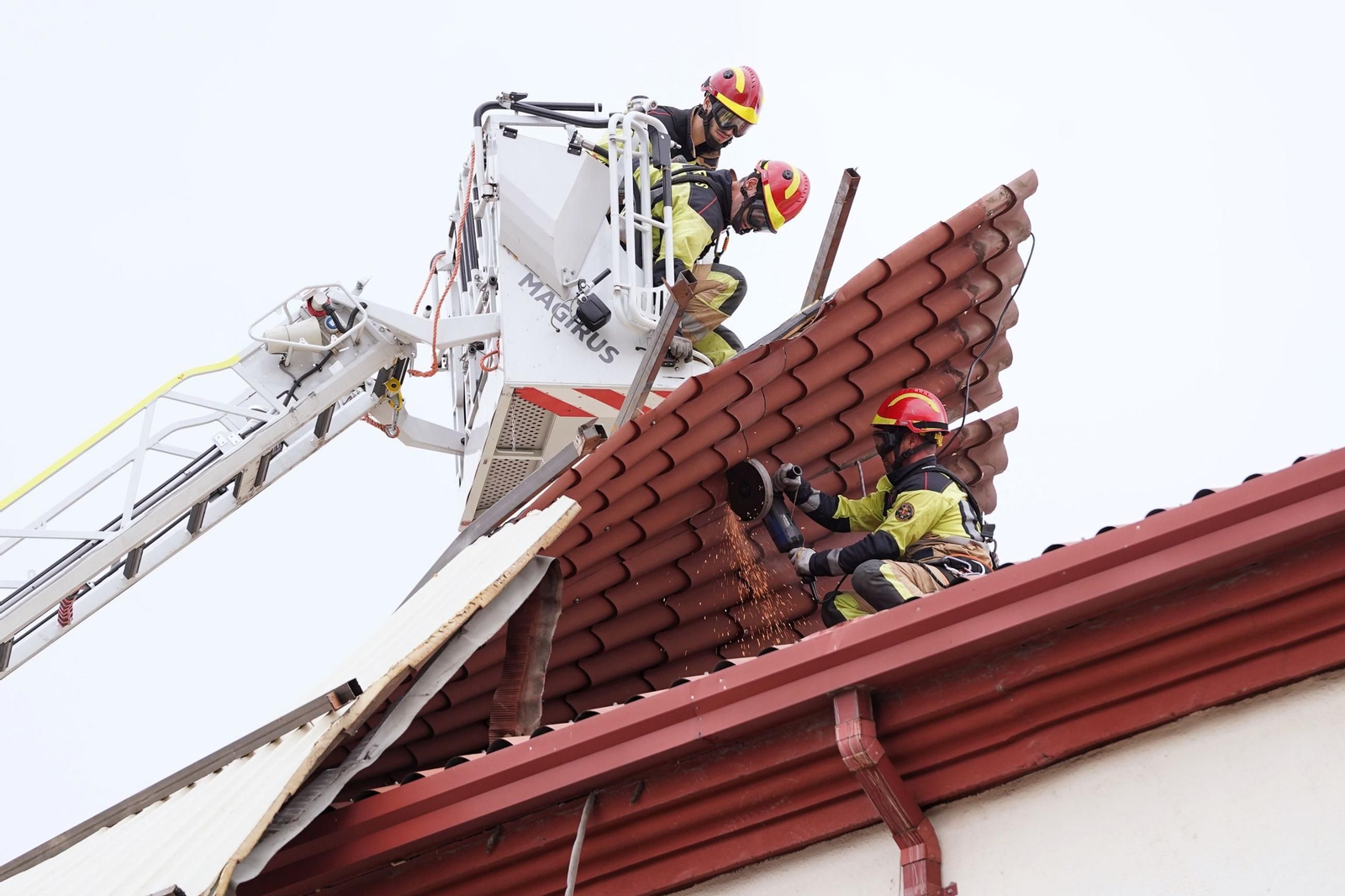 El viento ha arrancado la cubierta de un céntrico edificio frente a la Estación del Norte de Valladolid