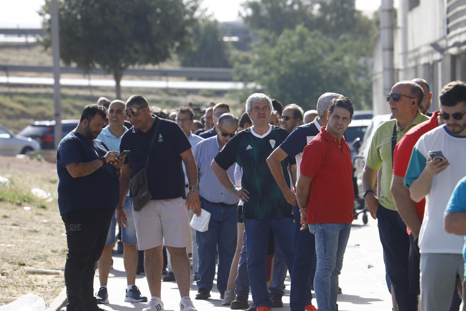 Colas en El Arcángel: Fondos agotados para el Córdoba CF - Ponferradina