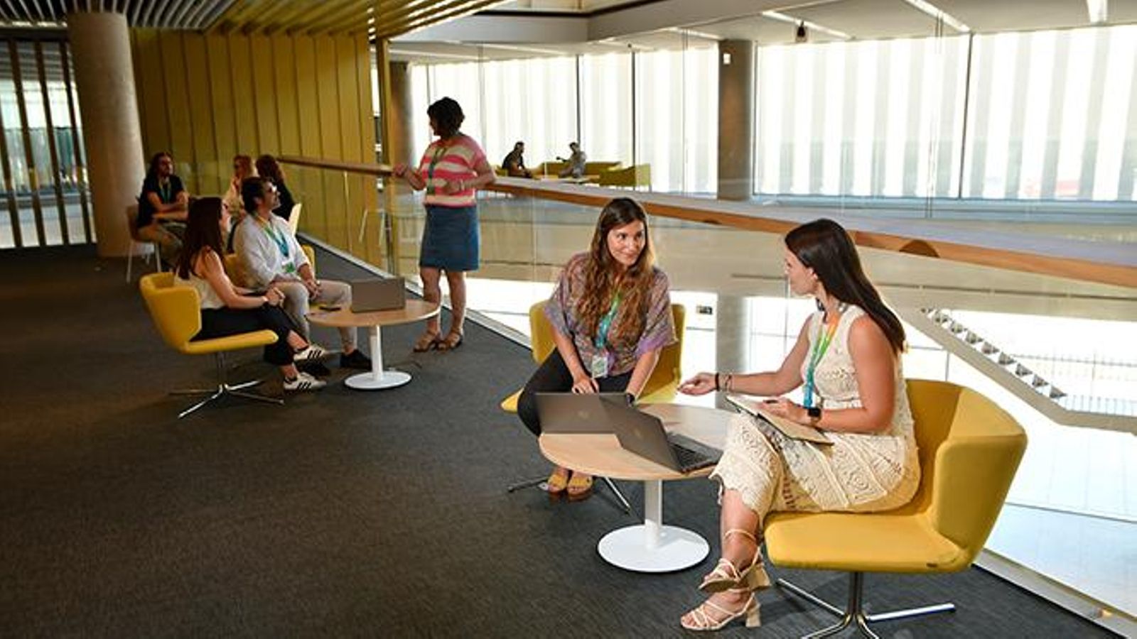 Amplias zonas comunes que favorecen las relaciones entre personas Amplias zonas comunes que favorecen las relaciones entre personas