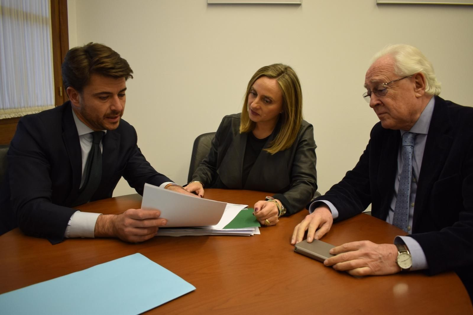 Beltrán Pérez, este miércoles, con Marifrán Carazo y Jaime Raynaud.