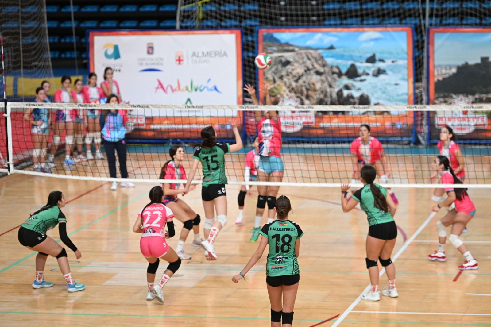 Una acción de uno de los encuentros disputados en el Palacio de los Juegos Mediterráneos en el inicio de la competición.