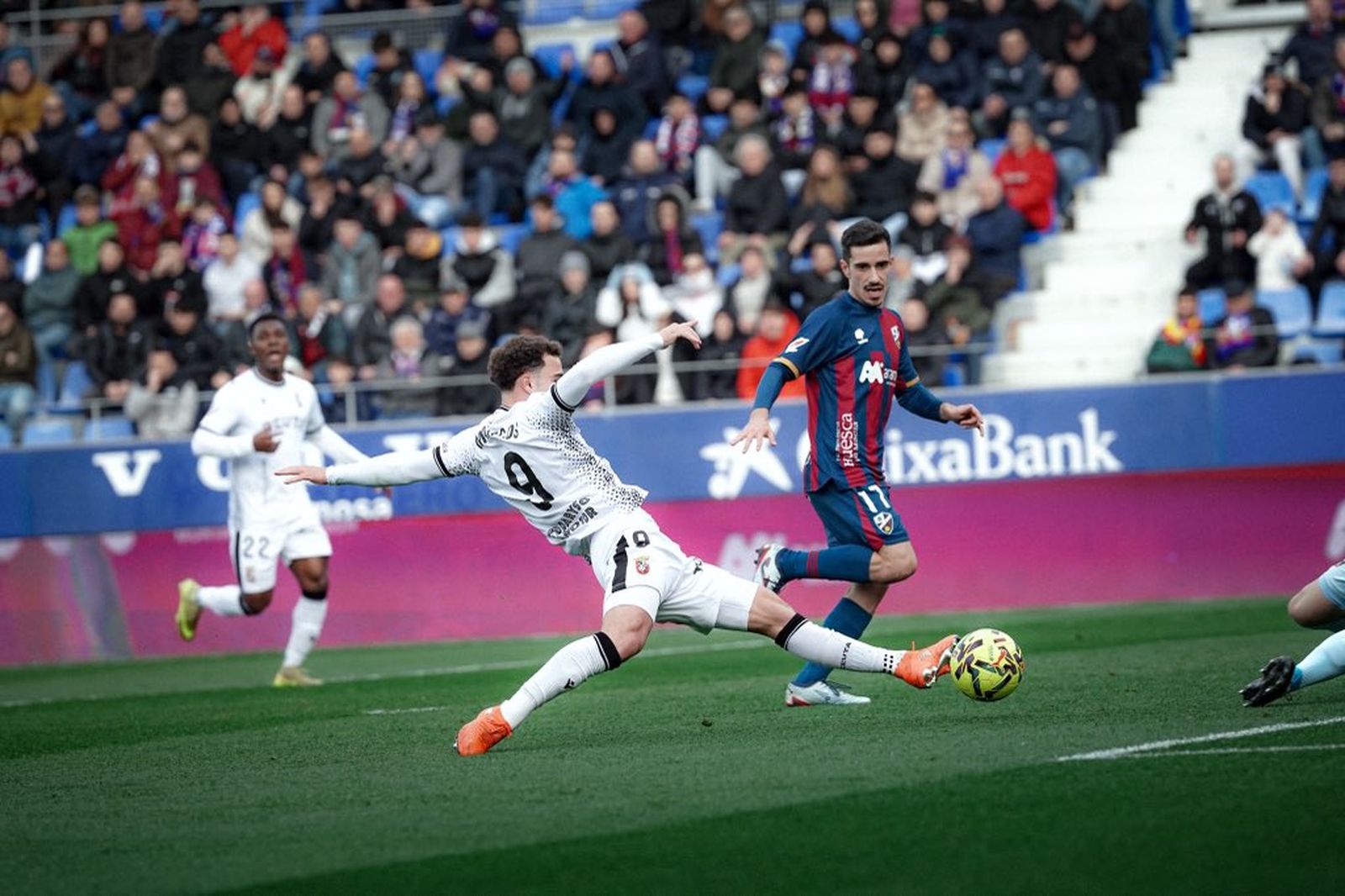 Un acción del partido Huesca-Ceuta.