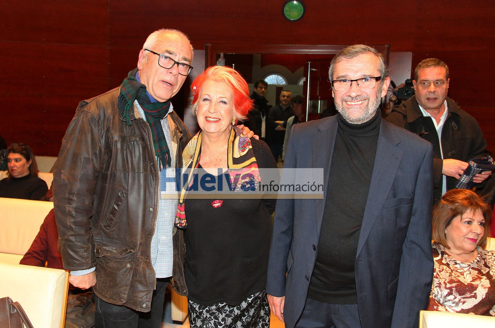 Imágenes de Mª Rosa Calaf recibiendo en premio Ángel Serradilla