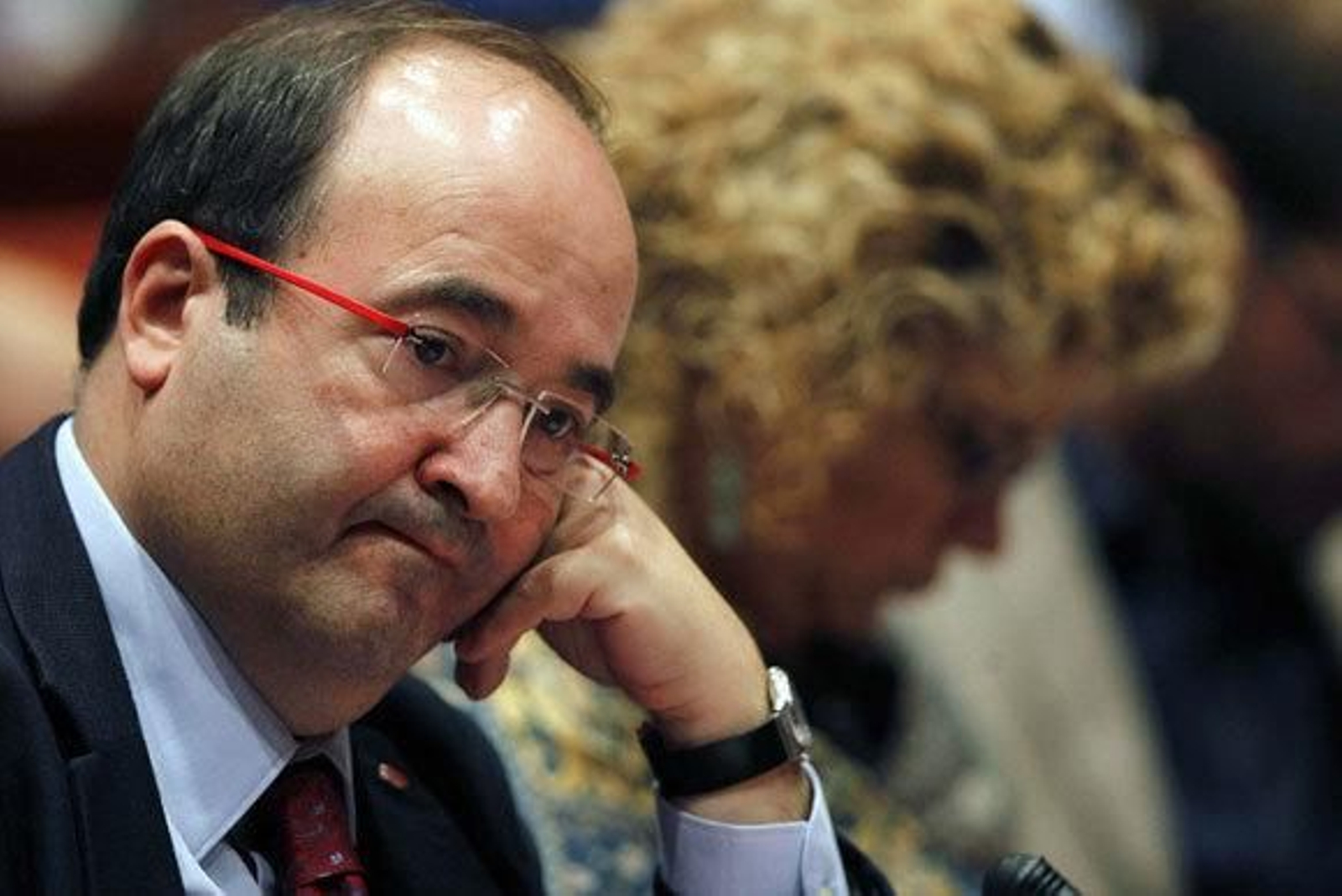 La firma del decreto vuelve a dividir al Parlamento catalán