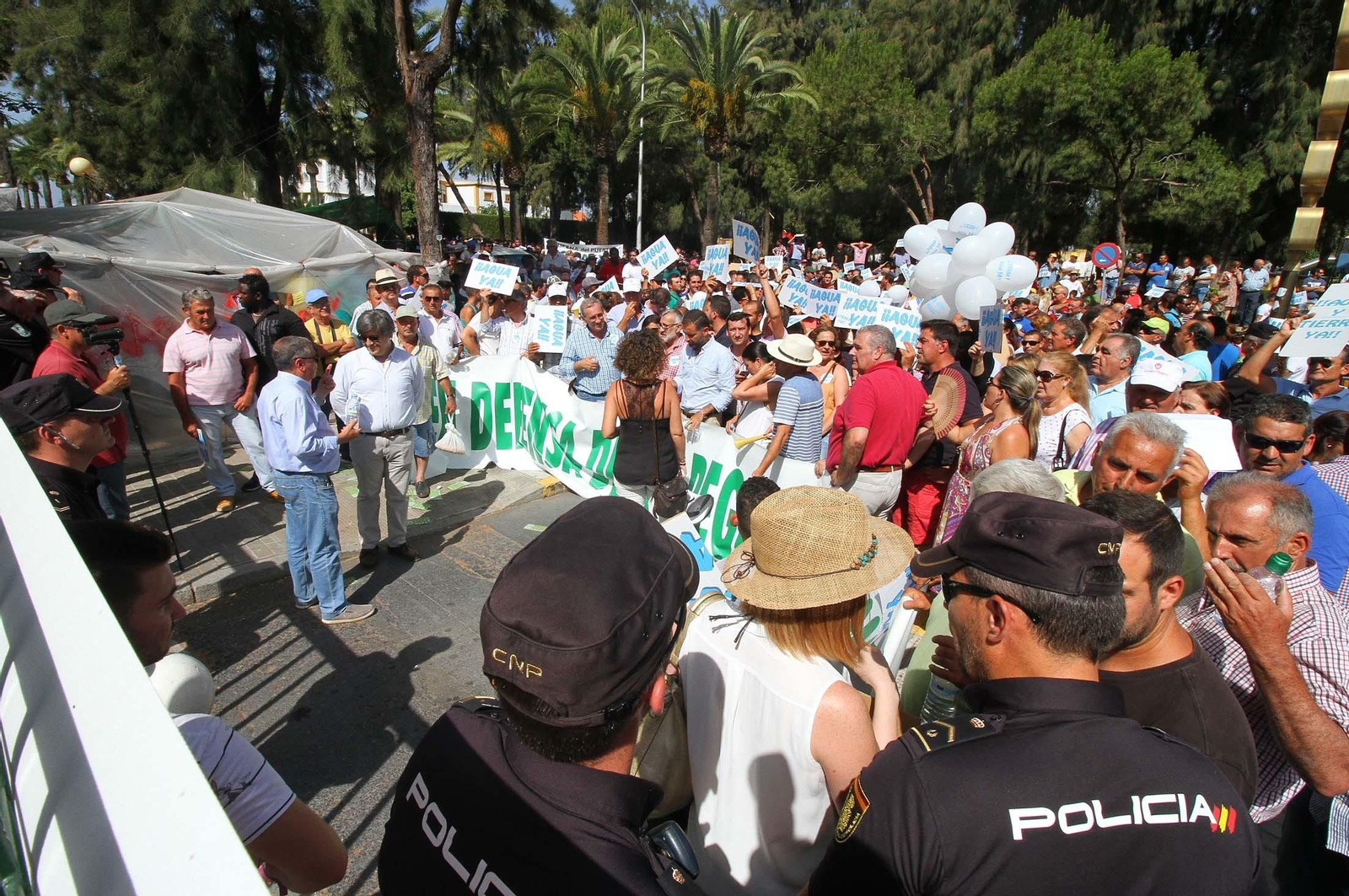 Imágenes de la manifestación para pedir agua y tierra para los regadíos del Condado.