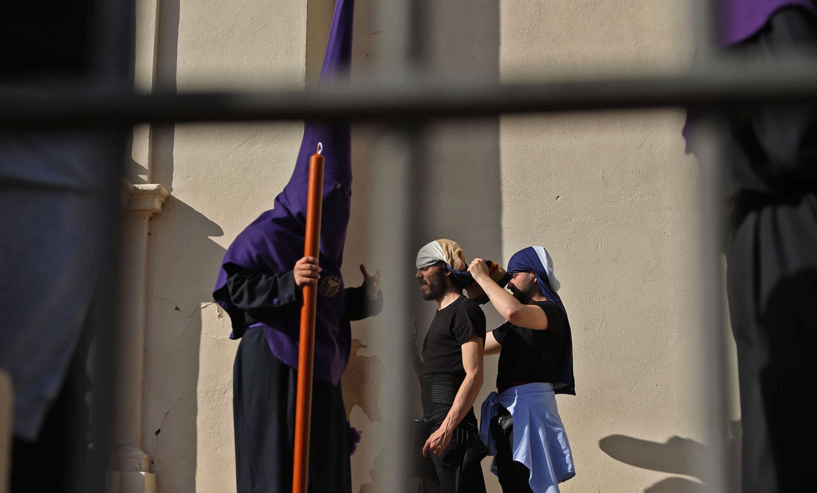 La Hermandad del Descendimiento en su recorrido por las calles de Huelva el Viernes Santo