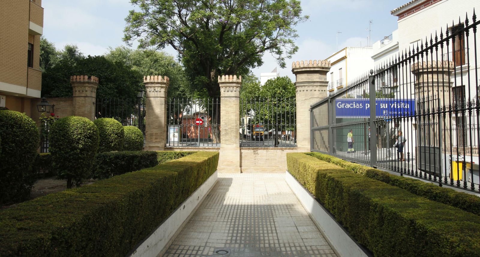 antiguos torreones del palacio de los duques de Arcos en la entrada al parking de Escuelas Pías.