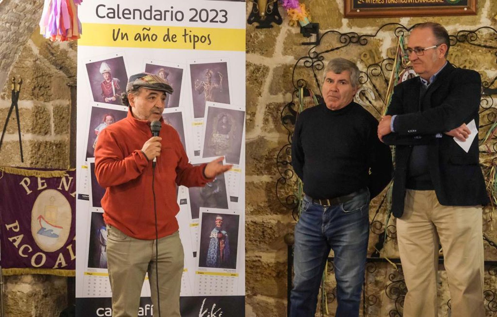 Joaquín Hernández ‘Kiki’, a la izquierda, se dirige al público en compañía de Antonio Rivas e Ignacio González.