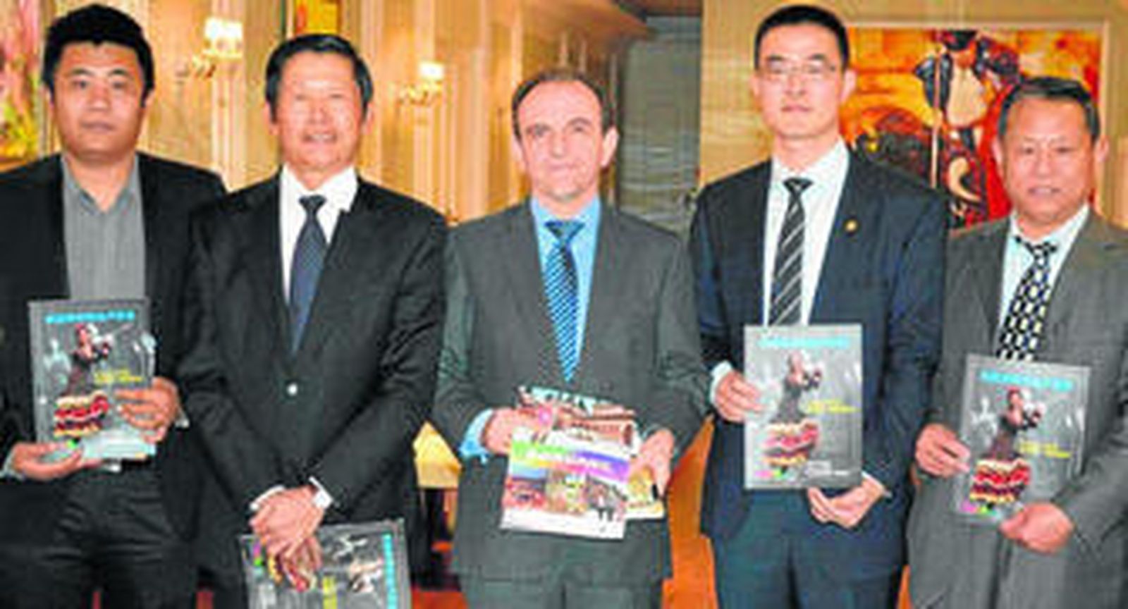 Rafael Rodríguez, consejero de Turismo, con los empresarios chinos, ayer.