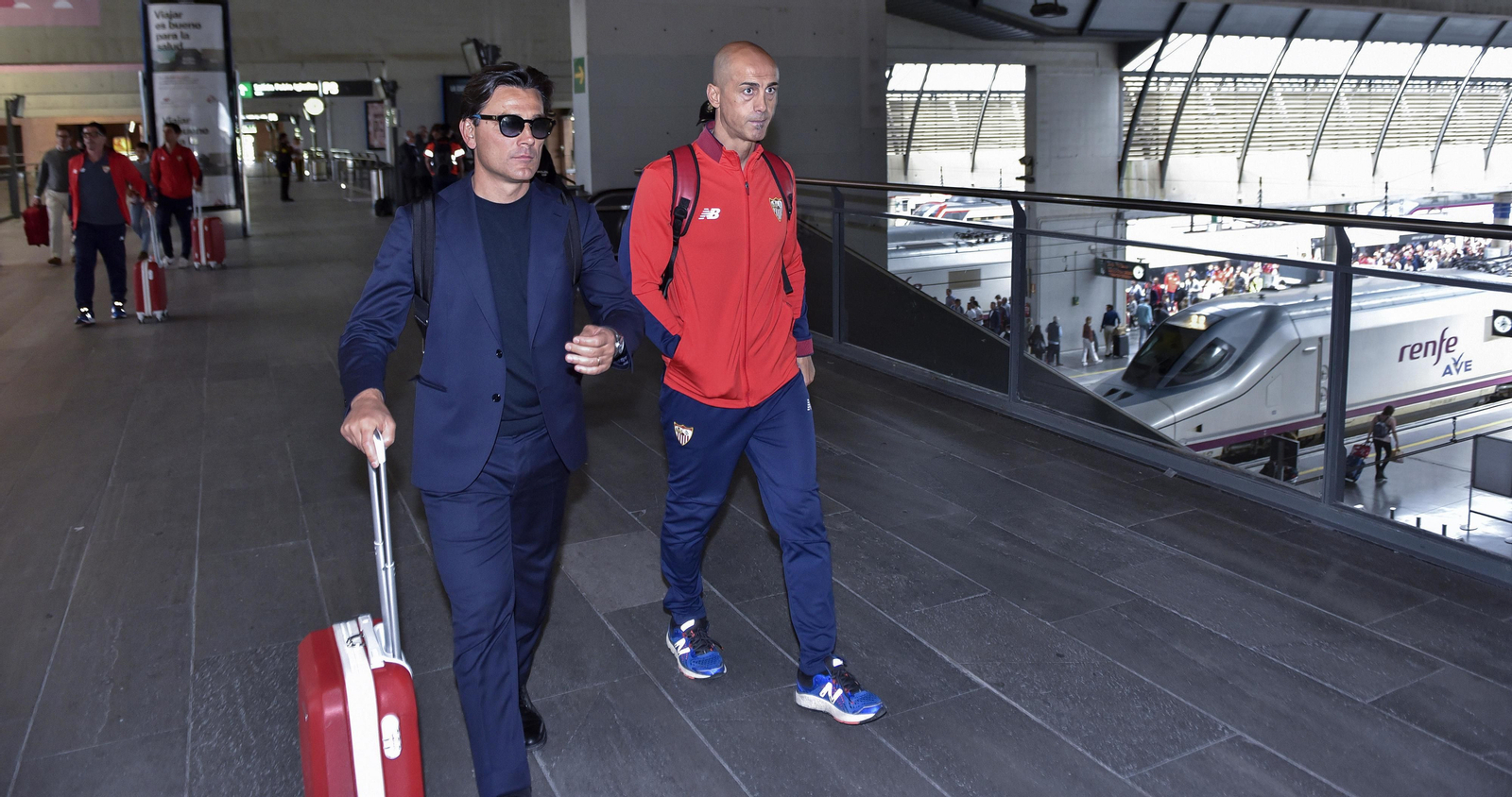 Vincenzo Montella junto a su asistente técnico, Nicola Caccia, en la estación de Santa Justa tras regresar de Madrid este domingo.