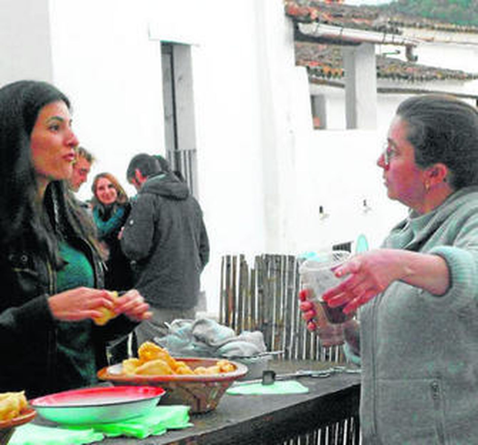 Chocolate caliente y ricos buñuelos se degustaron en Linares.