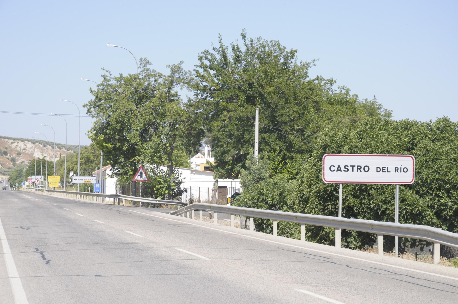 Carretera de acceso a Castro del Río.