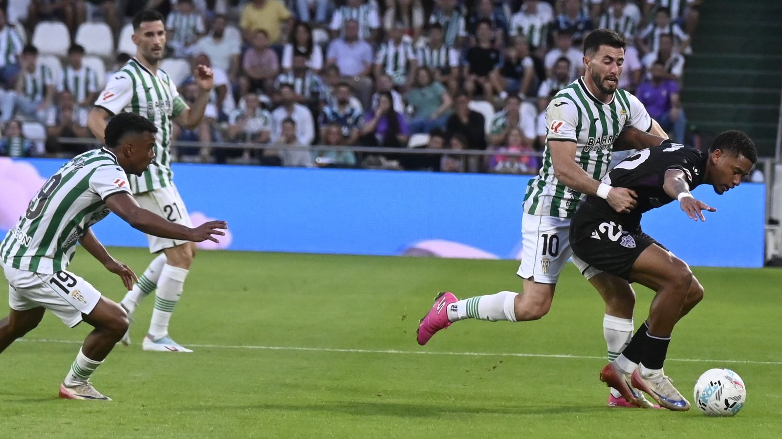 Jacobo presiona a Chirino en el Córdoba CF - Almería de la primera vuelta.