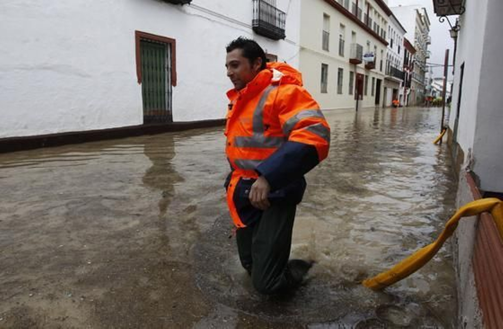 El agua invade las calles de Écija.

Foto: Antonio Pizarro