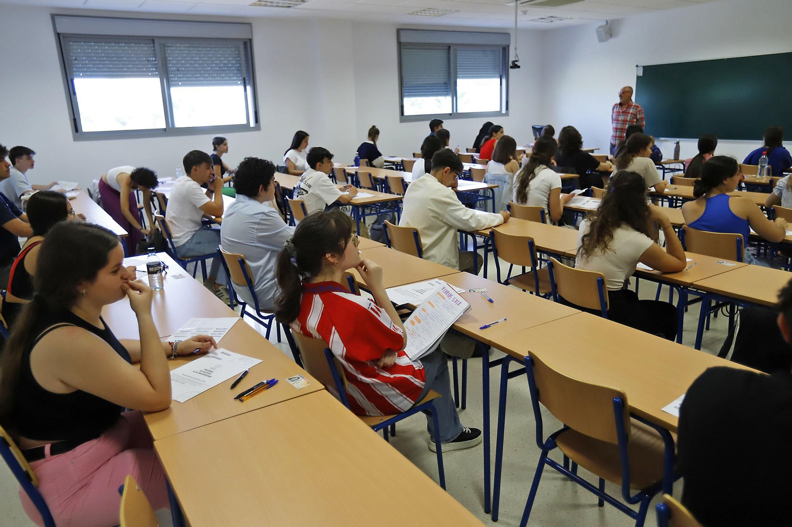 Imágenes del comienzo de las pruebas de evaluación para el acceso a la universidad en Huelva